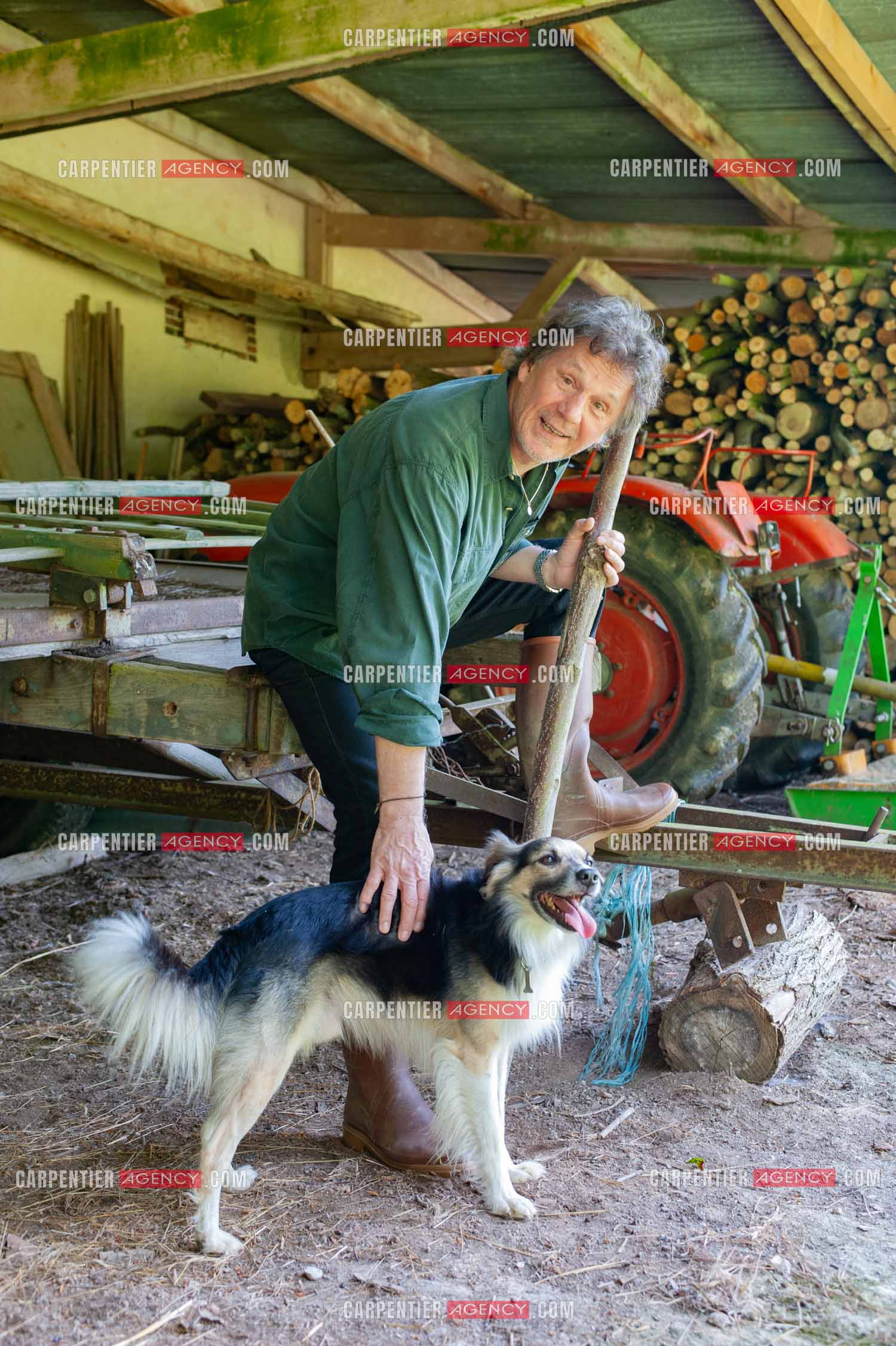 Le chanteur Gérard  Lenorman dans sa résidence secondaire avec ses animaux.   ( Exclusif )