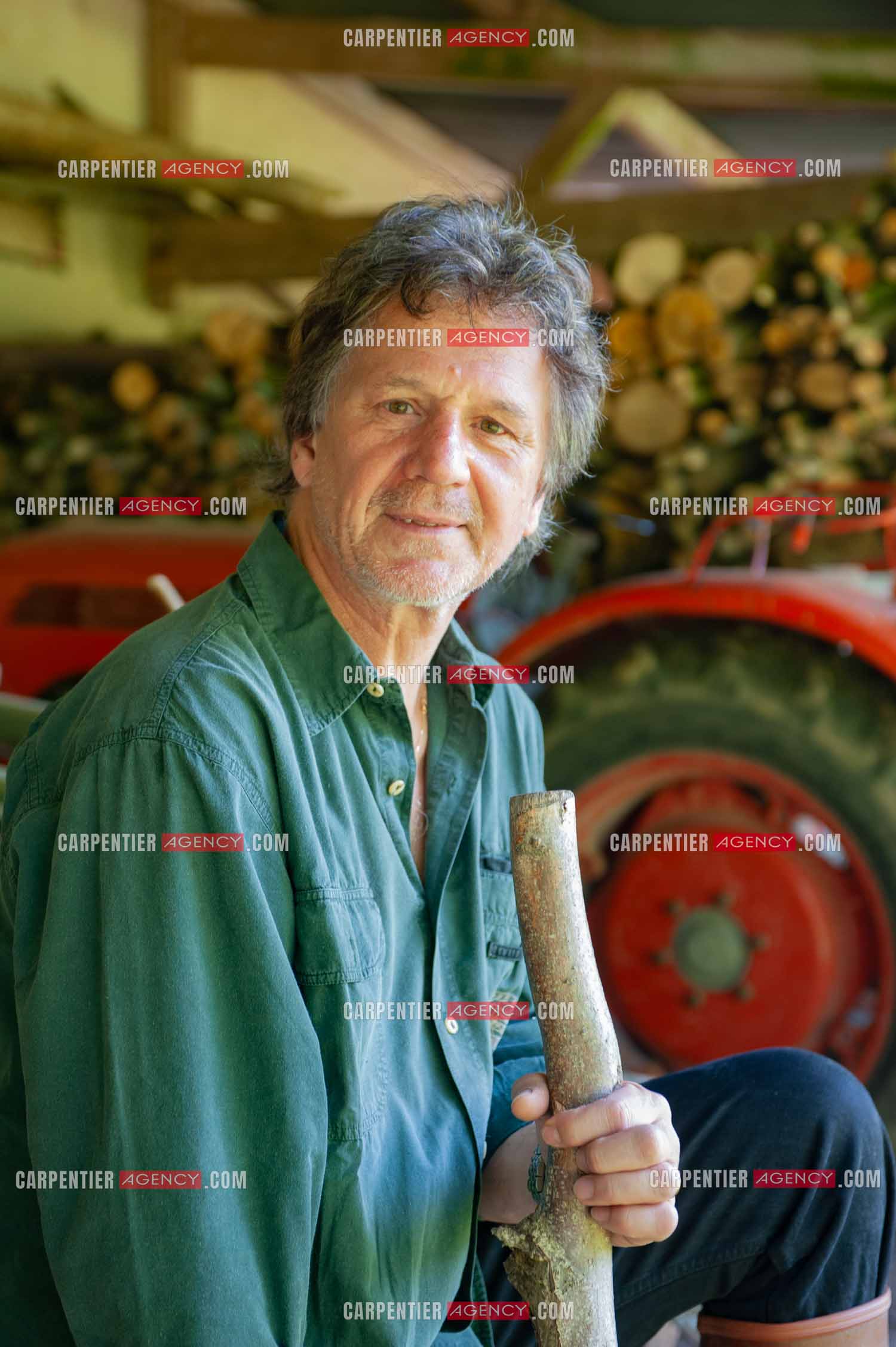 Le chanteur Gérard  Lenorman dans sa résidence secondaire avec ses animaux.   ( Exclusif )