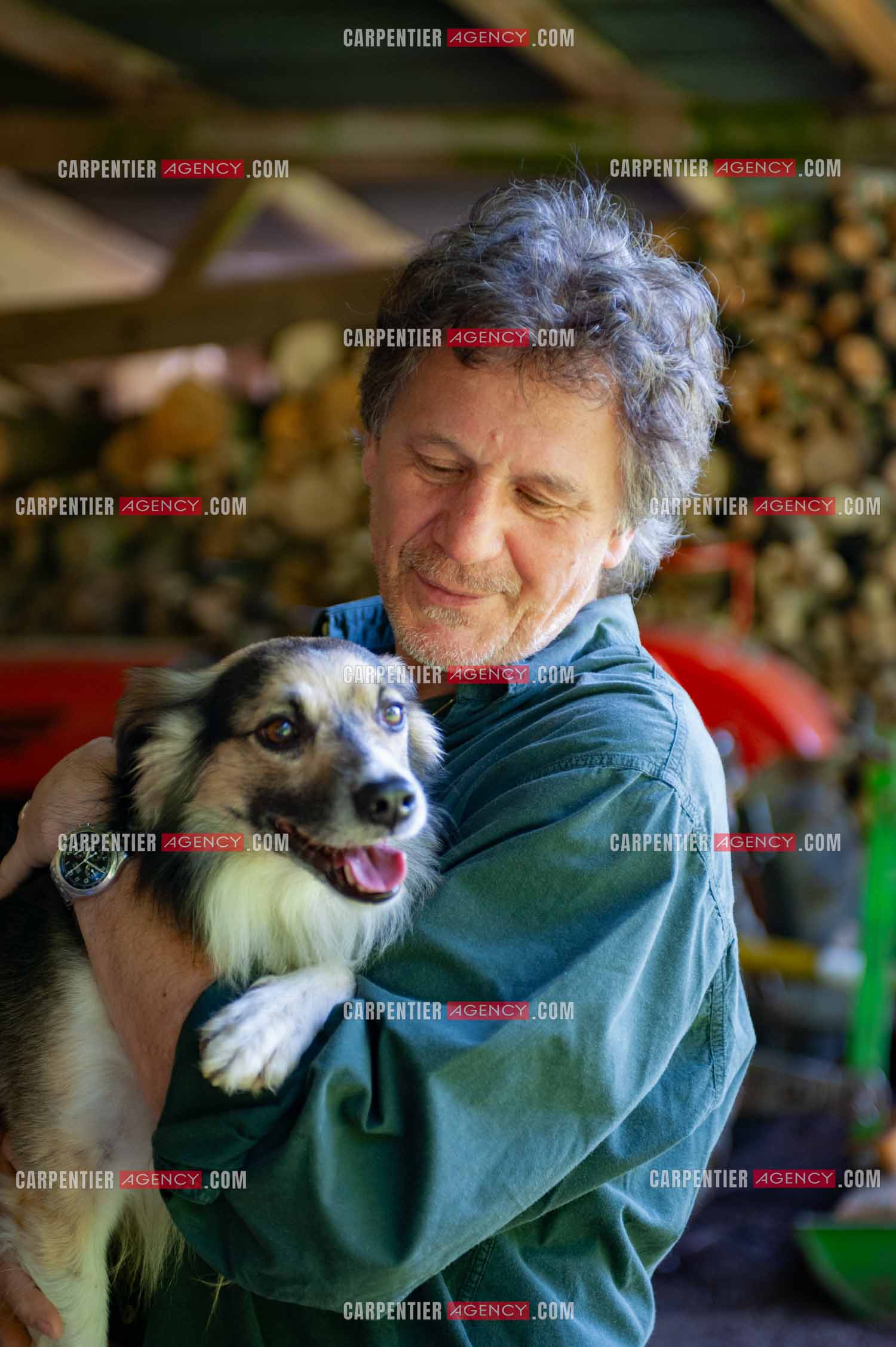 Le chanteur Gérard  Lenorman dans sa résidence secondaire avec ses animaux.   ( Exclusif )