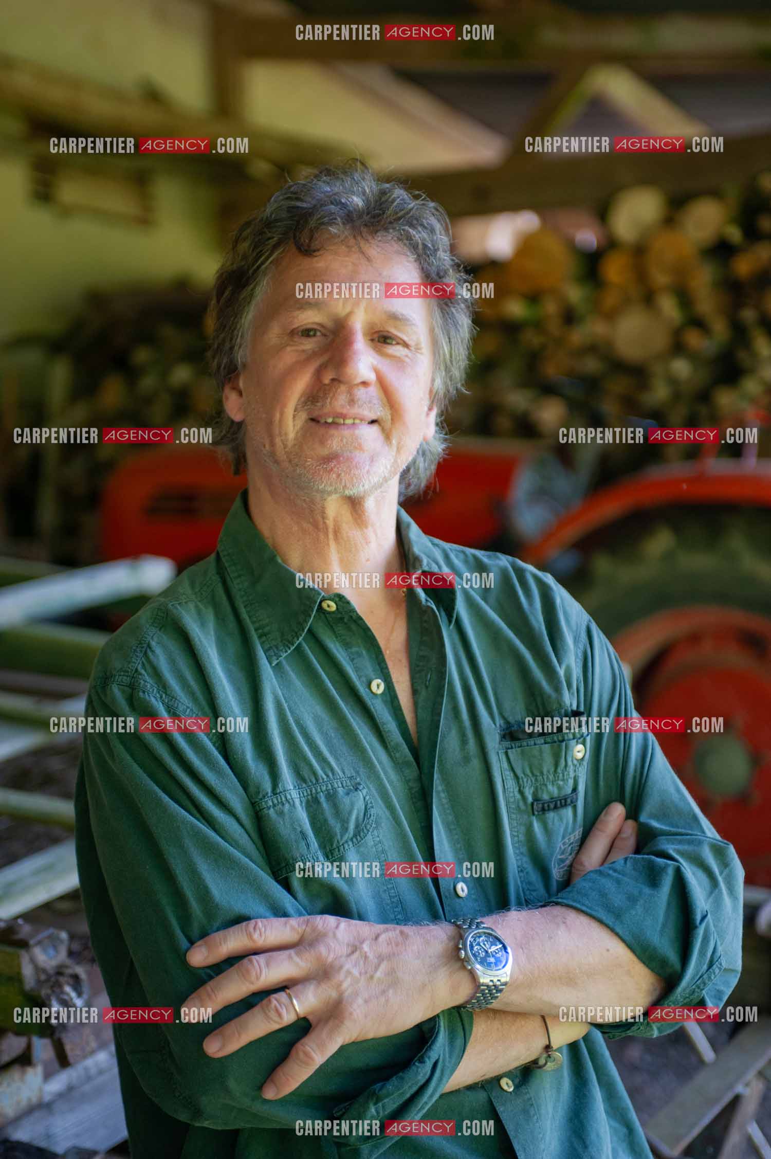 Le chanteur Gérard  Lenorman dans sa résidence secondaire avec ses animaux.   ( Exclusif )