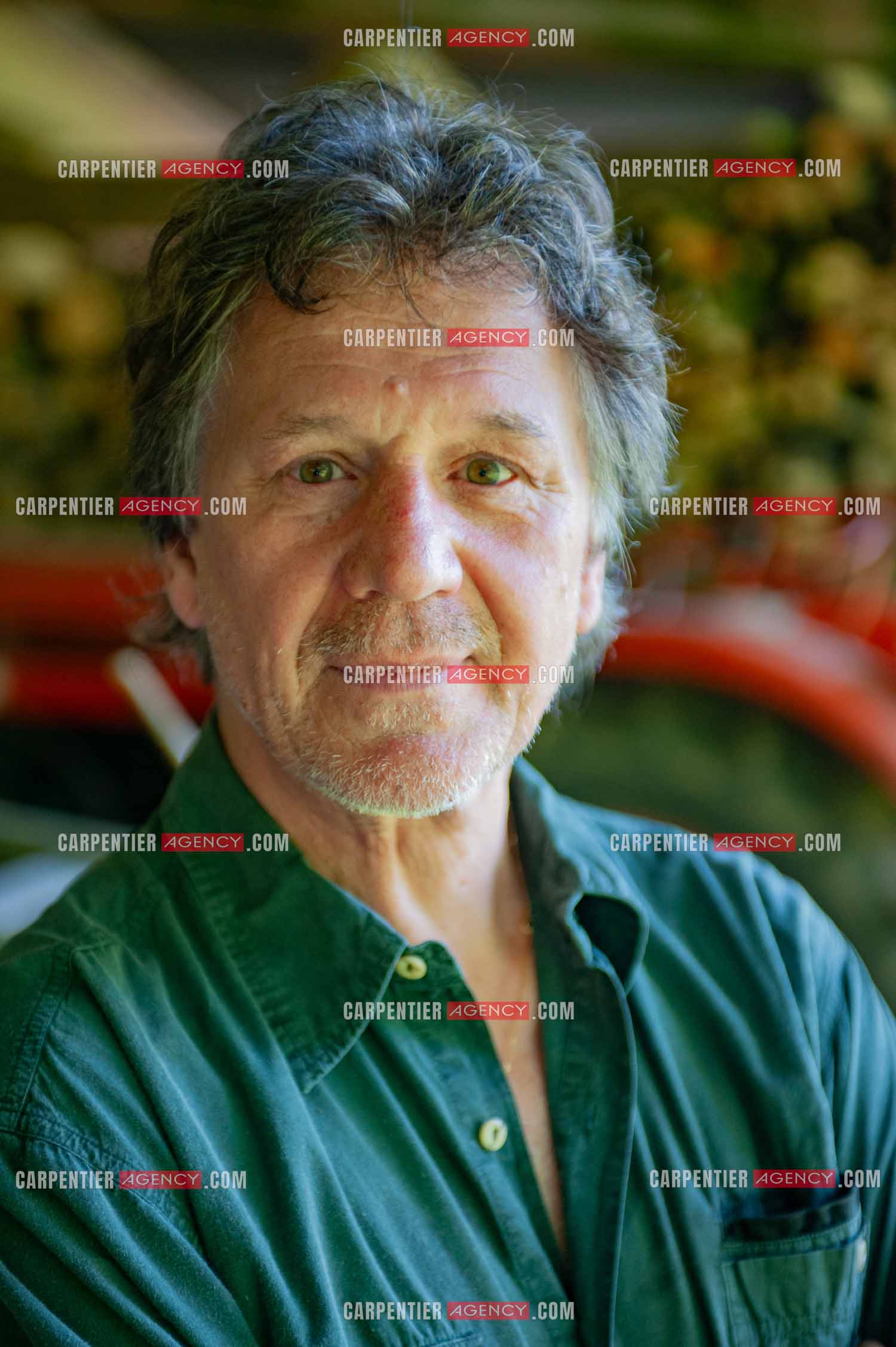 Le chanteur Gérard  Lenorman dans sa résidence secondaire avec ses animaux.   ( Exclusif )