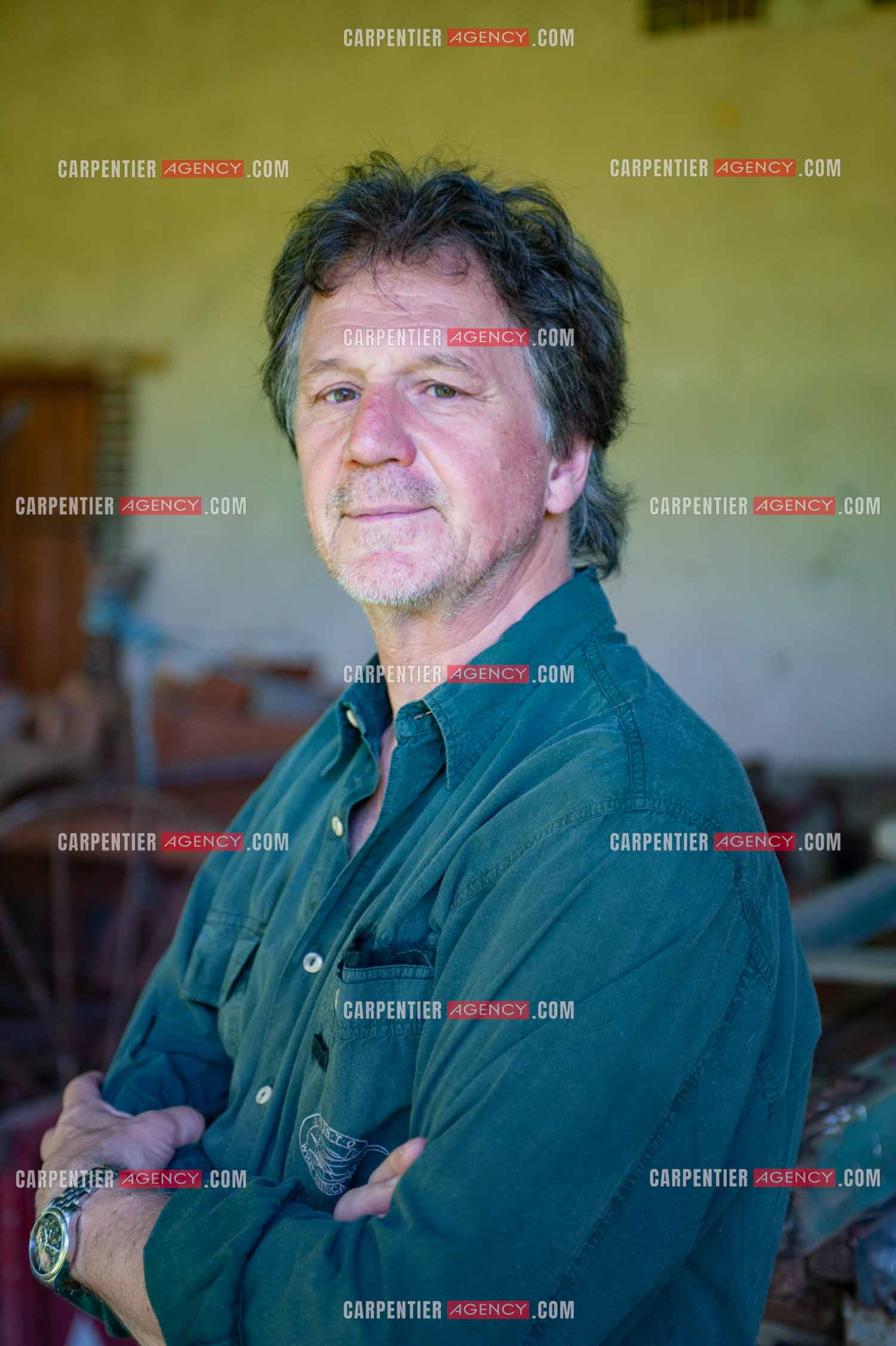 Le chanteur Gérard  Lenorman dans sa résidence secondaire avec ses animaux.   ( Exclusif )