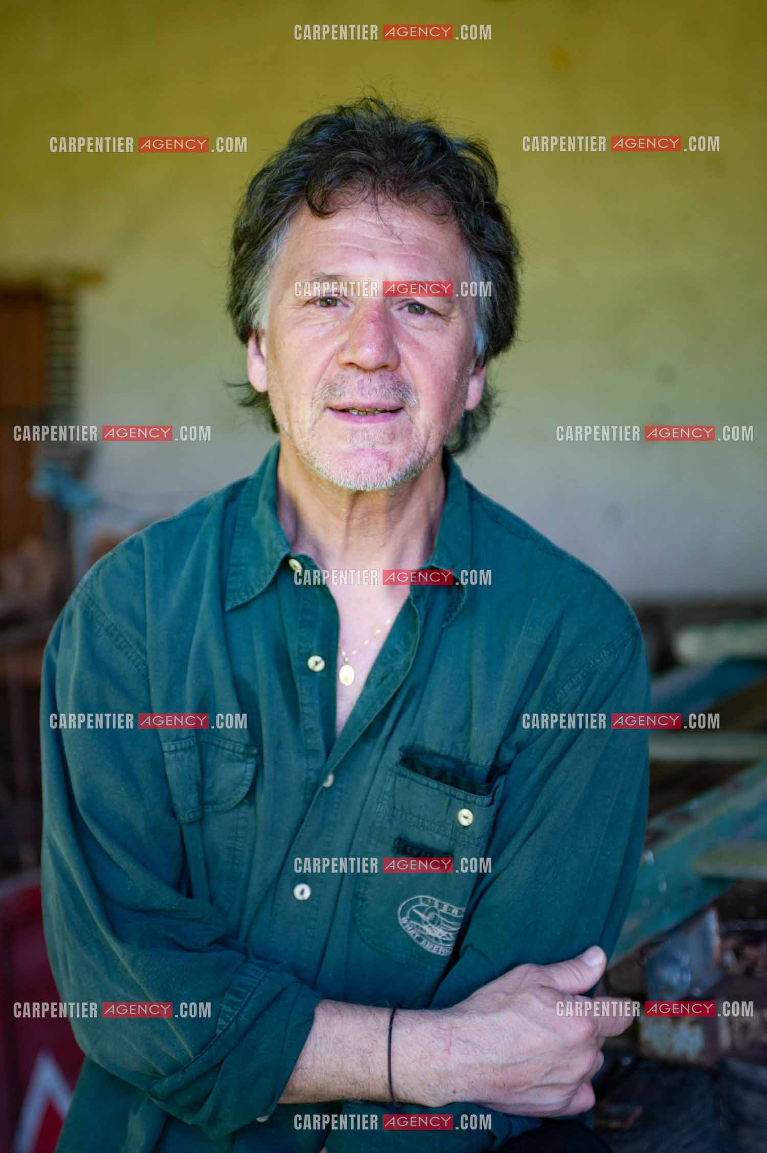 Le chanteur Gérard  Lenorman dans sa résidence secondaire avec ses animaux.   ( Exclusif )