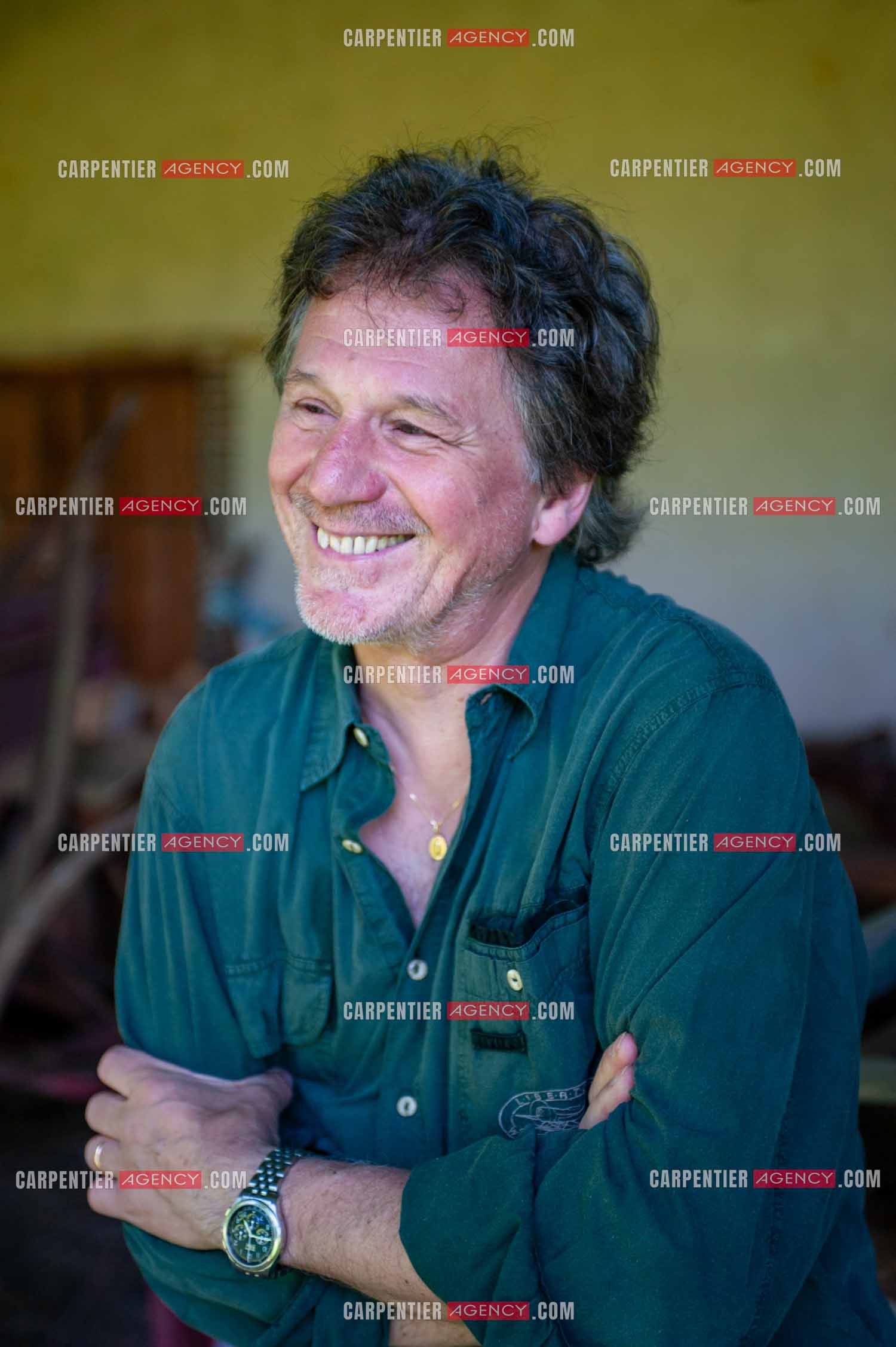 Le chanteur Gérard  Lenorman dans sa résidence secondaire avec ses animaux.   ( Exclusif )