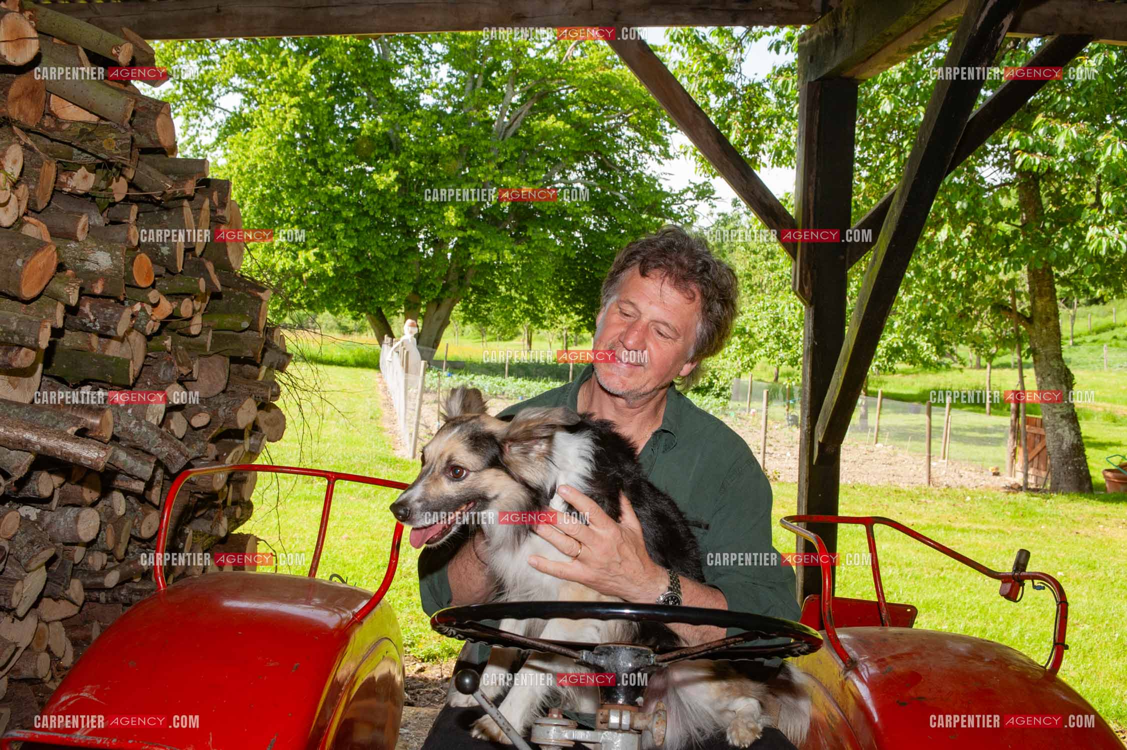 Le chanteur Gérard  Lenorman dans sa résidence secondaire avec ses animaux.   ( Exclusif )