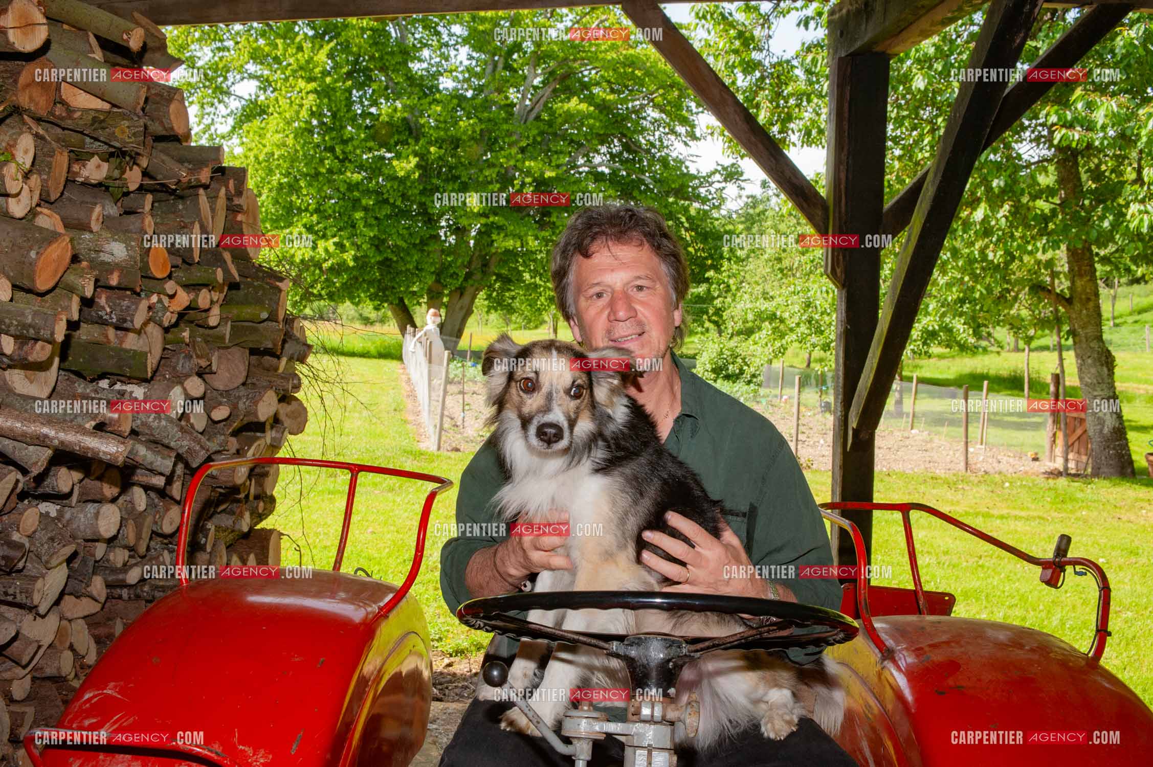 Le chanteur Gérard  Lenorman dans sa résidence secondaire avec ses animaux.   ( Exclusif )