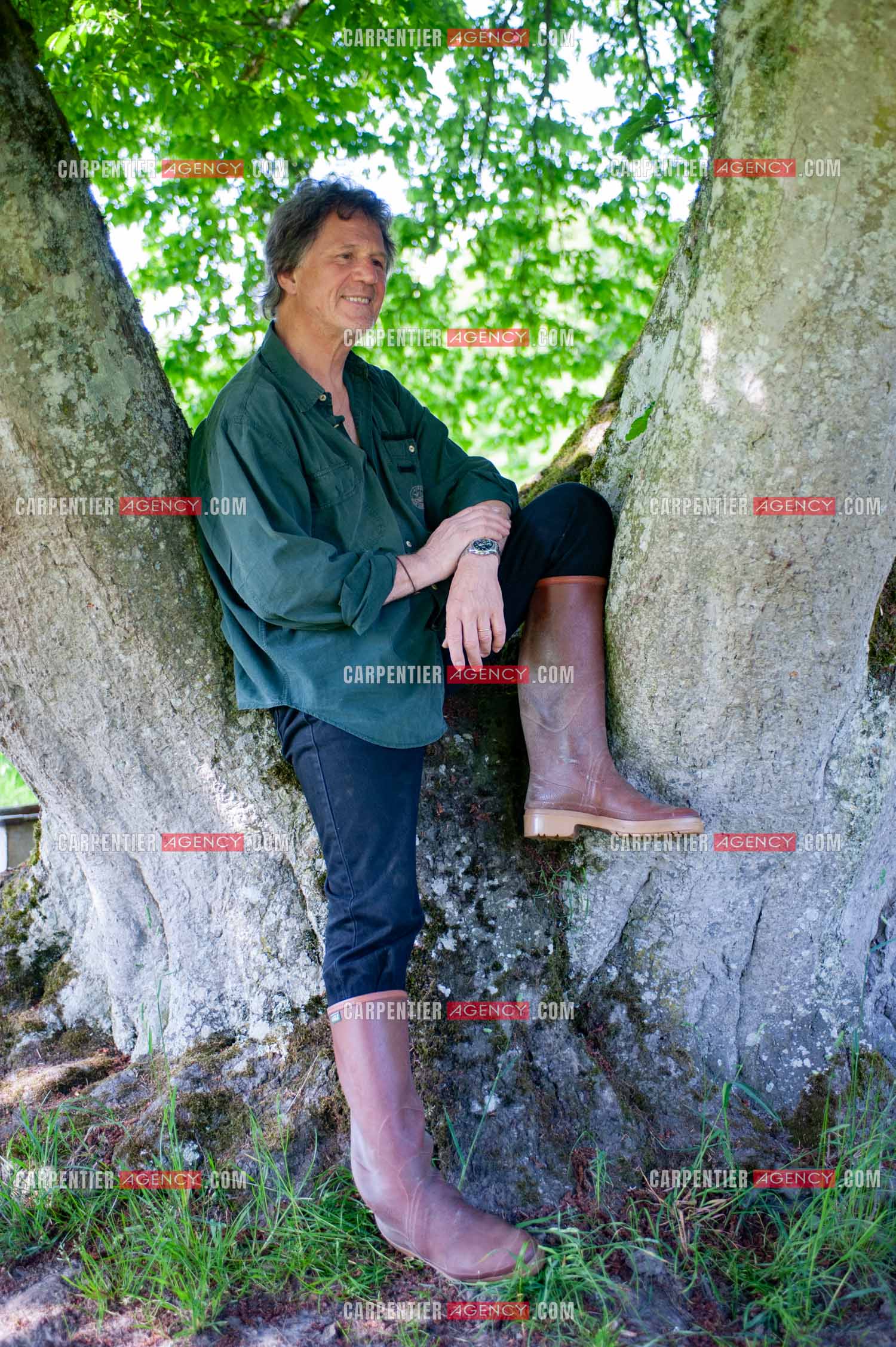 Le chanteur Gérard  Lenorman dans sa résidence secondaire avec ses animaux.   ( Exclusif )