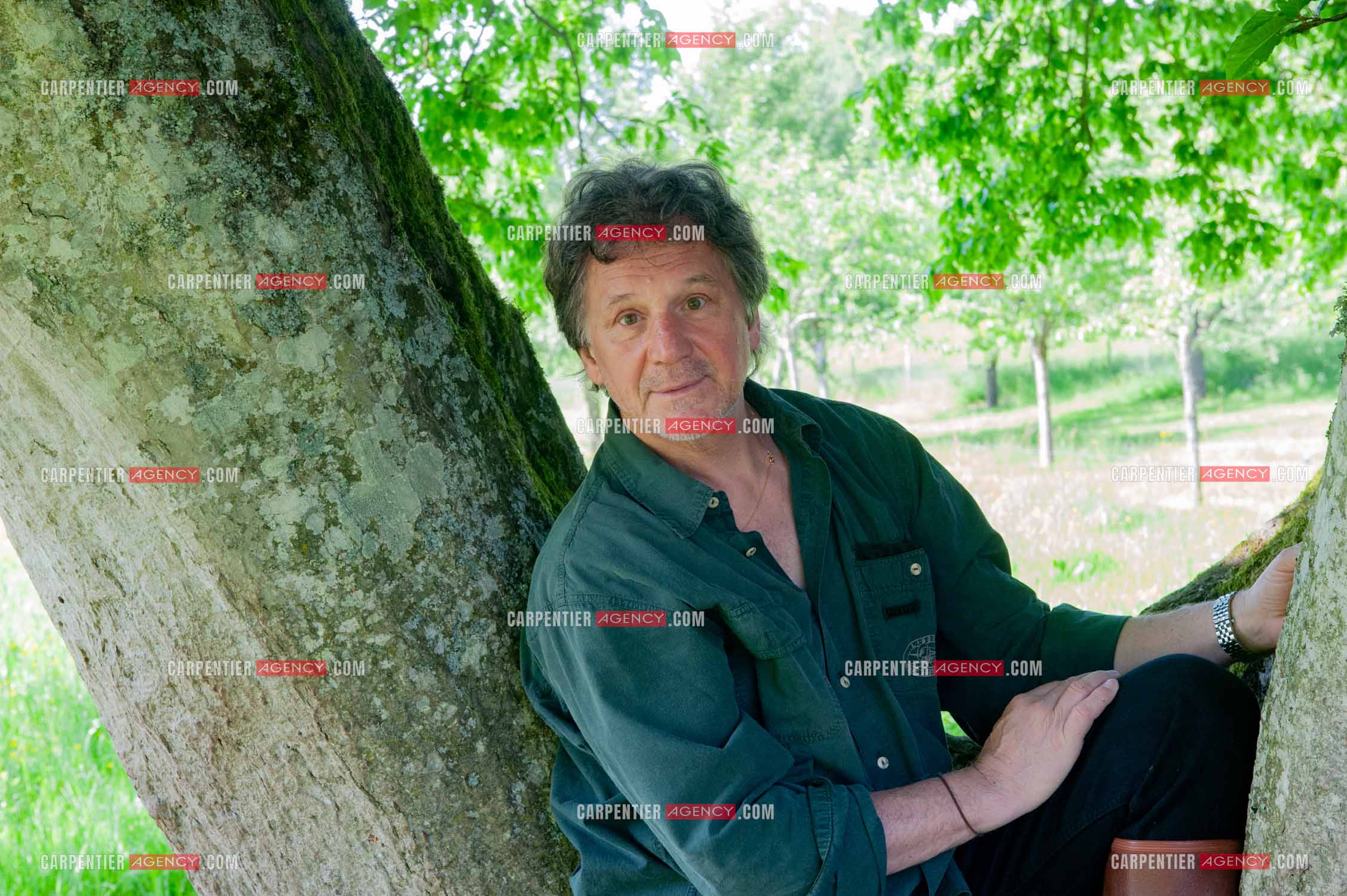 Le chanteur Gérard  Lenorman dans sa résidence secondaire avec ses animaux.   ( Exclusif )