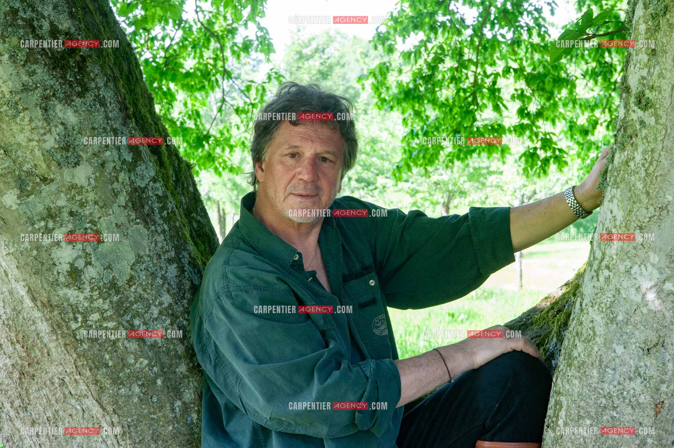 Le chanteur Gérard  Lenorman dans sa résidence secondaire avec ses animaux.   ( Exclusif )