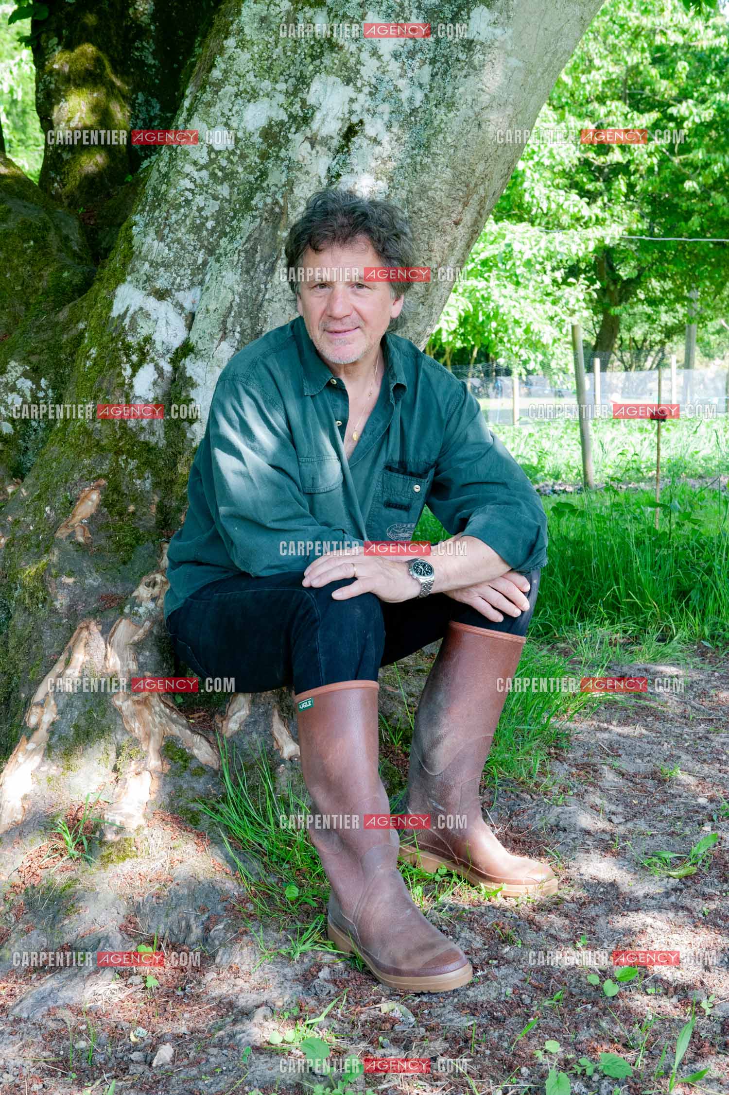 Le chanteur Gérard  Lenorman dans sa résidence secondaire avec ses animaux.   ( Exclusif )