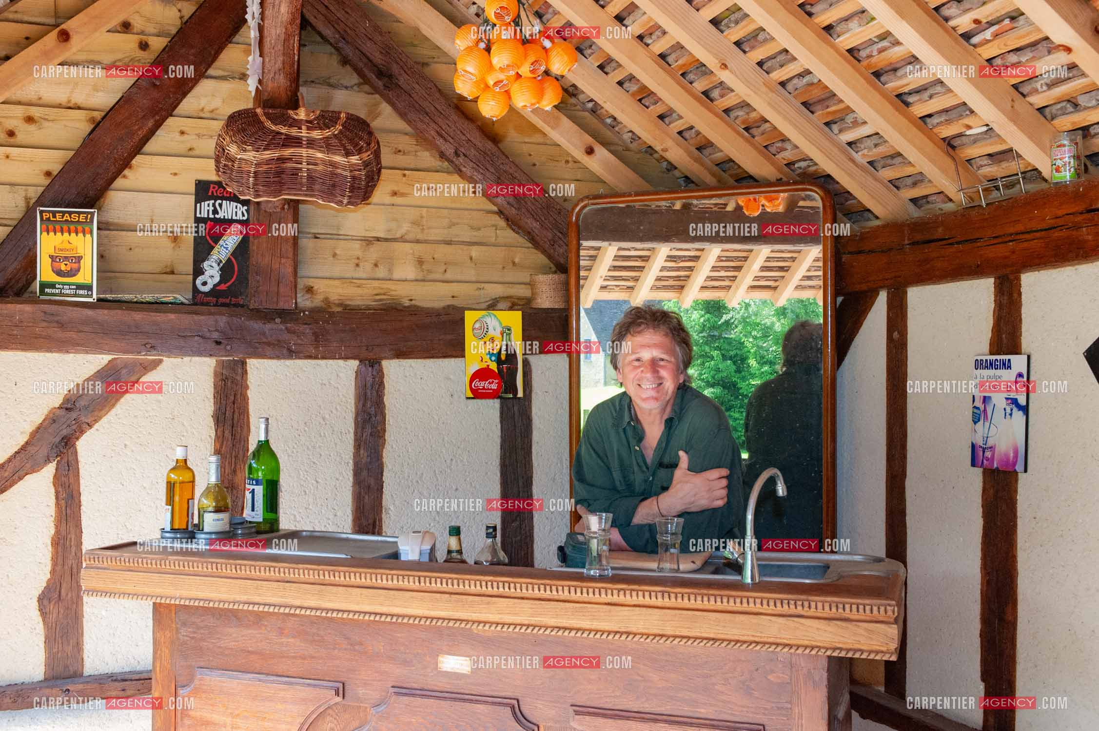 Le chanteur Gérard  Lenorman dans sa résidence secondaire avec ses animaux.   ( Exclusif )