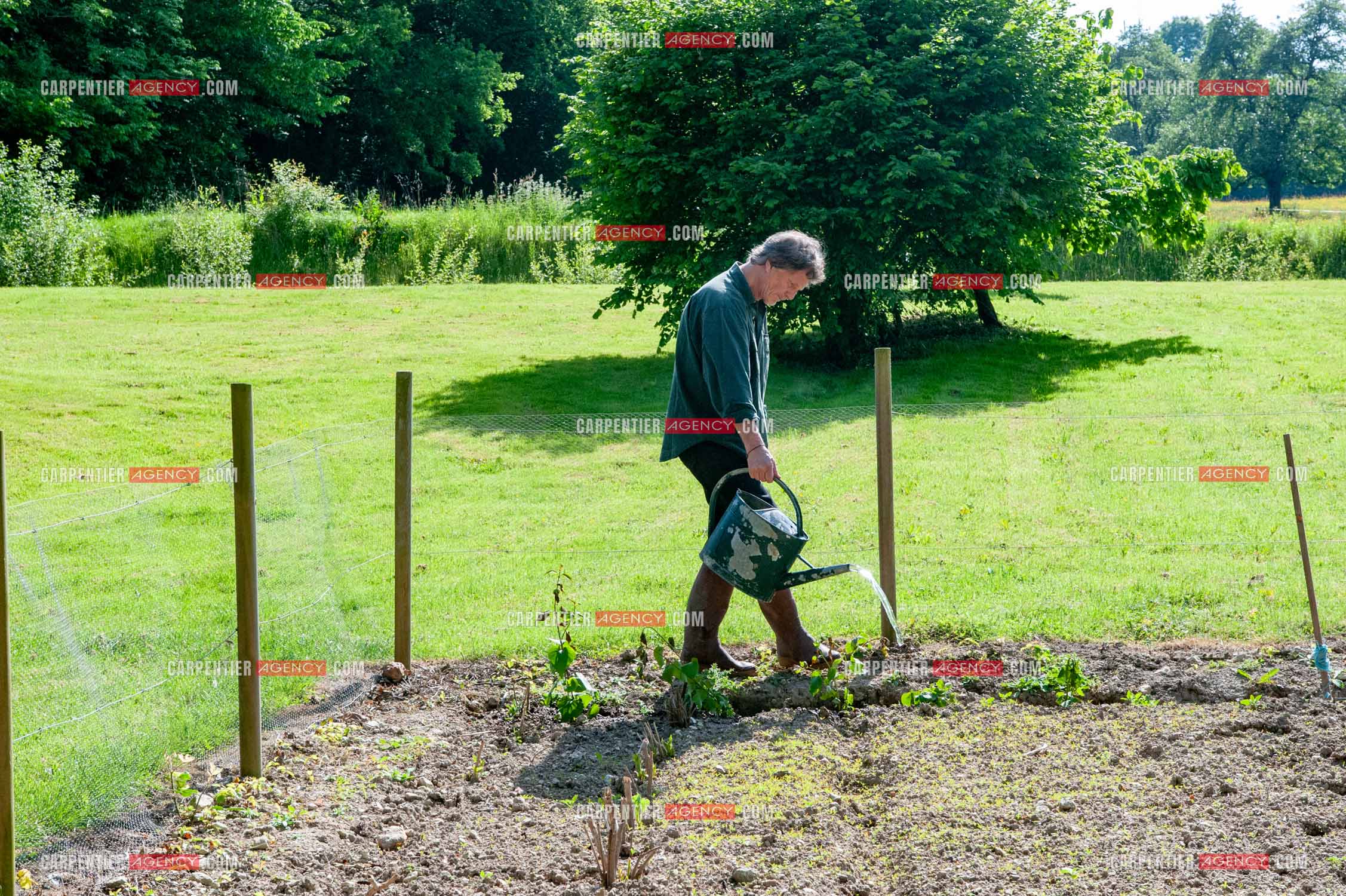 Le chanteur Gérard  Lenorman dans sa résidence secondaire avec ses animaux.   ( Exclusif )