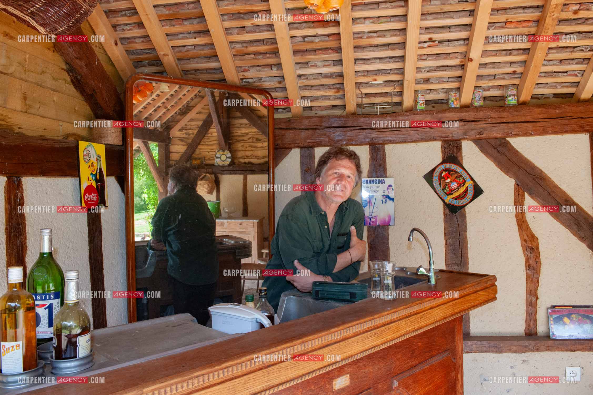 Le chanteur Gérard  Lenorman dans sa résidence secondaire avec ses animaux.   ( Exclusif )
