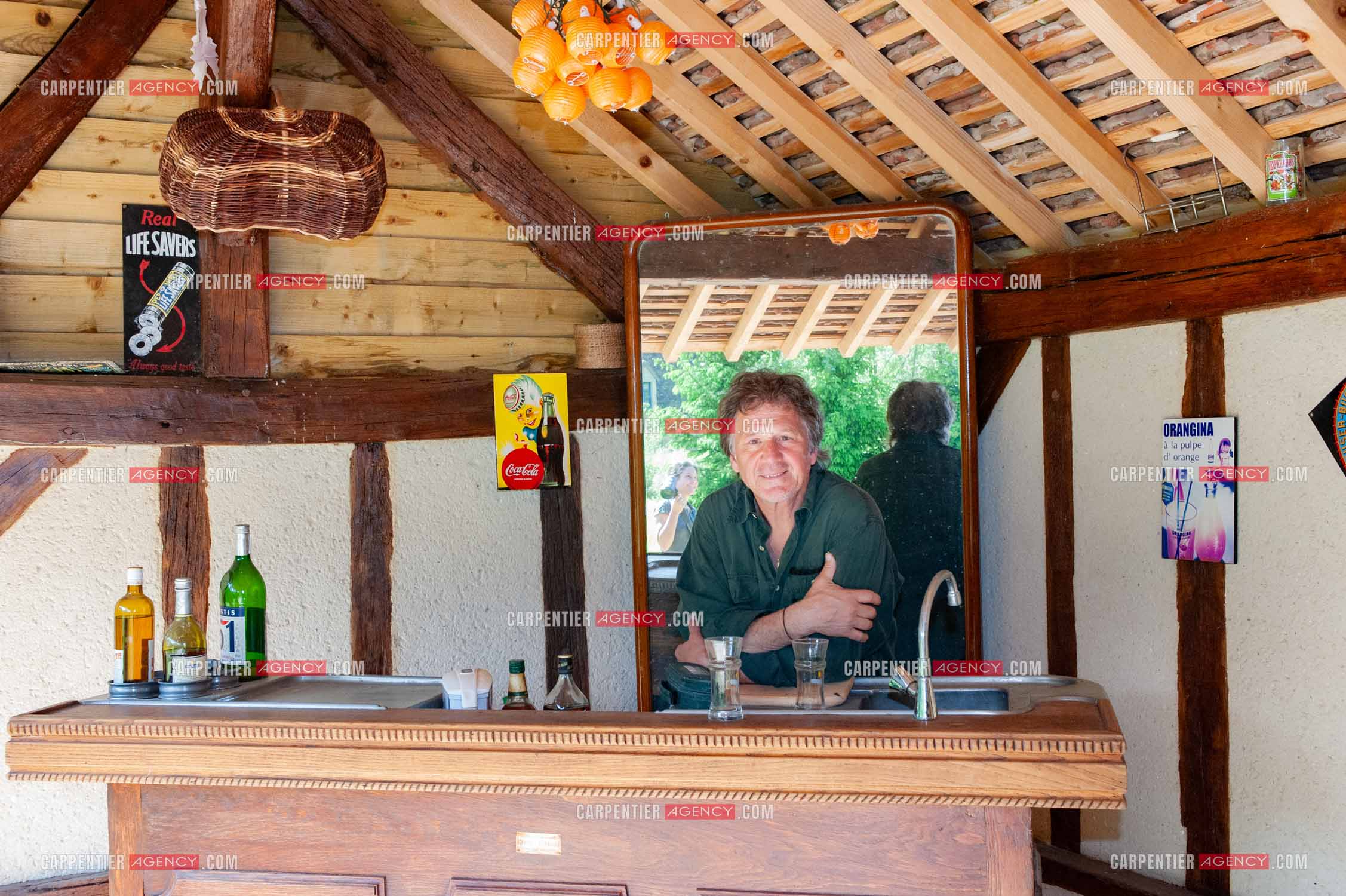 Le chanteur Gérard  Lenorman dans sa résidence secondaire avec ses animaux.   ( Exclusif )
