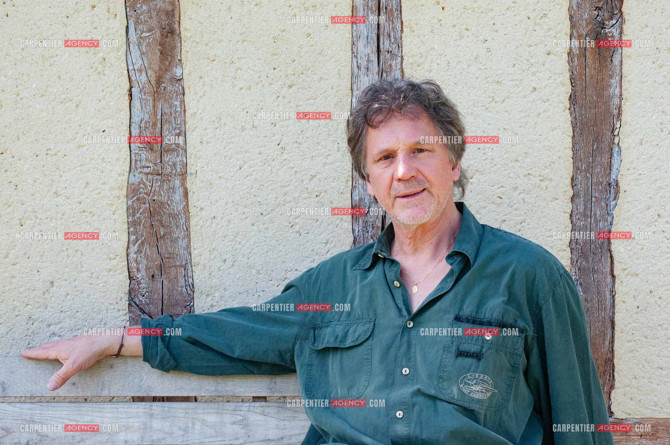 Le chanteur Gérard  Lenorman dans sa résidence secondaire avec ses animaux.   ( Exclusif )