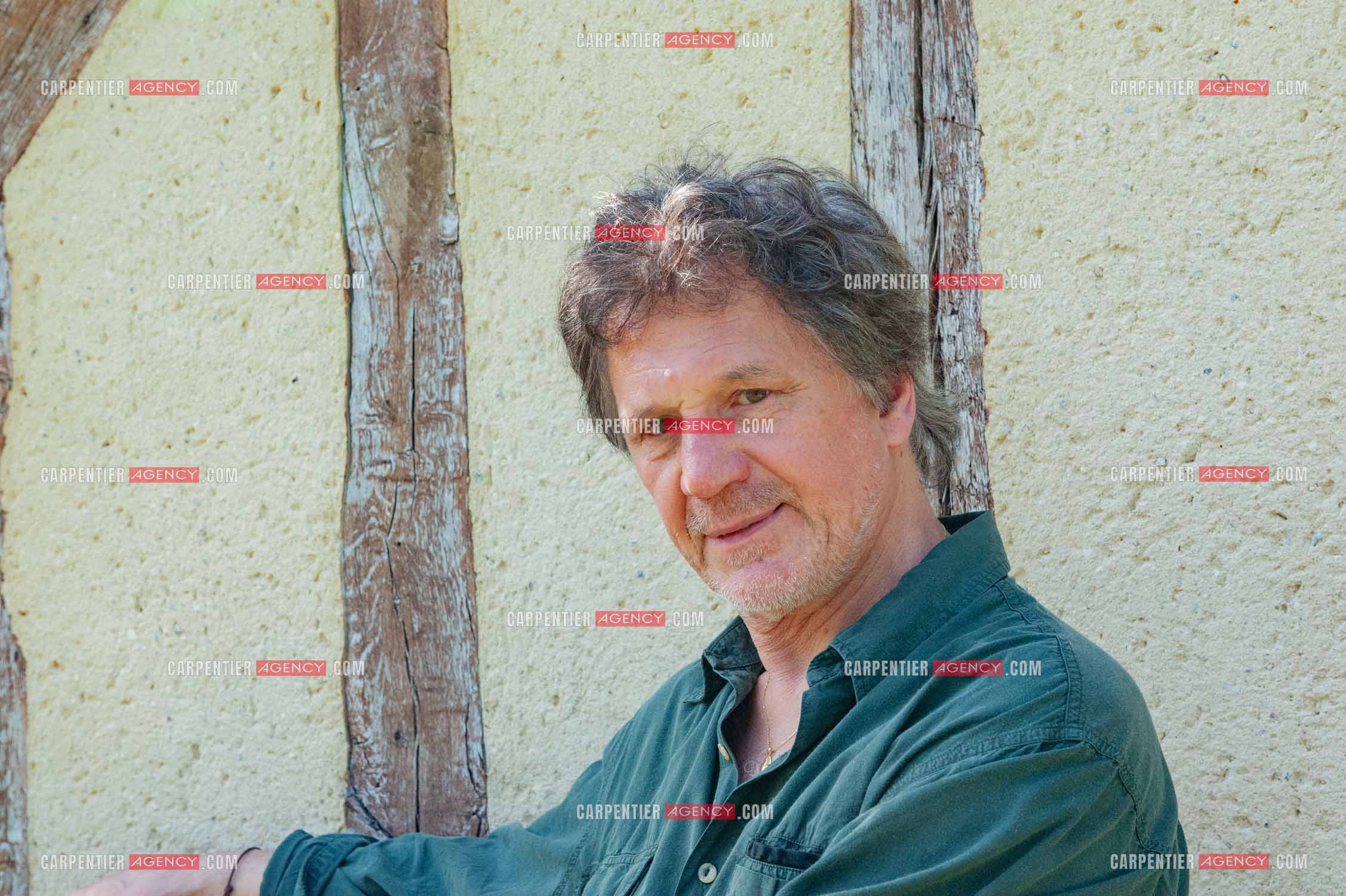 Le chanteur Gérard  Lenorman dans sa résidence secondaire avec ses animaux.   ( Exclusif )