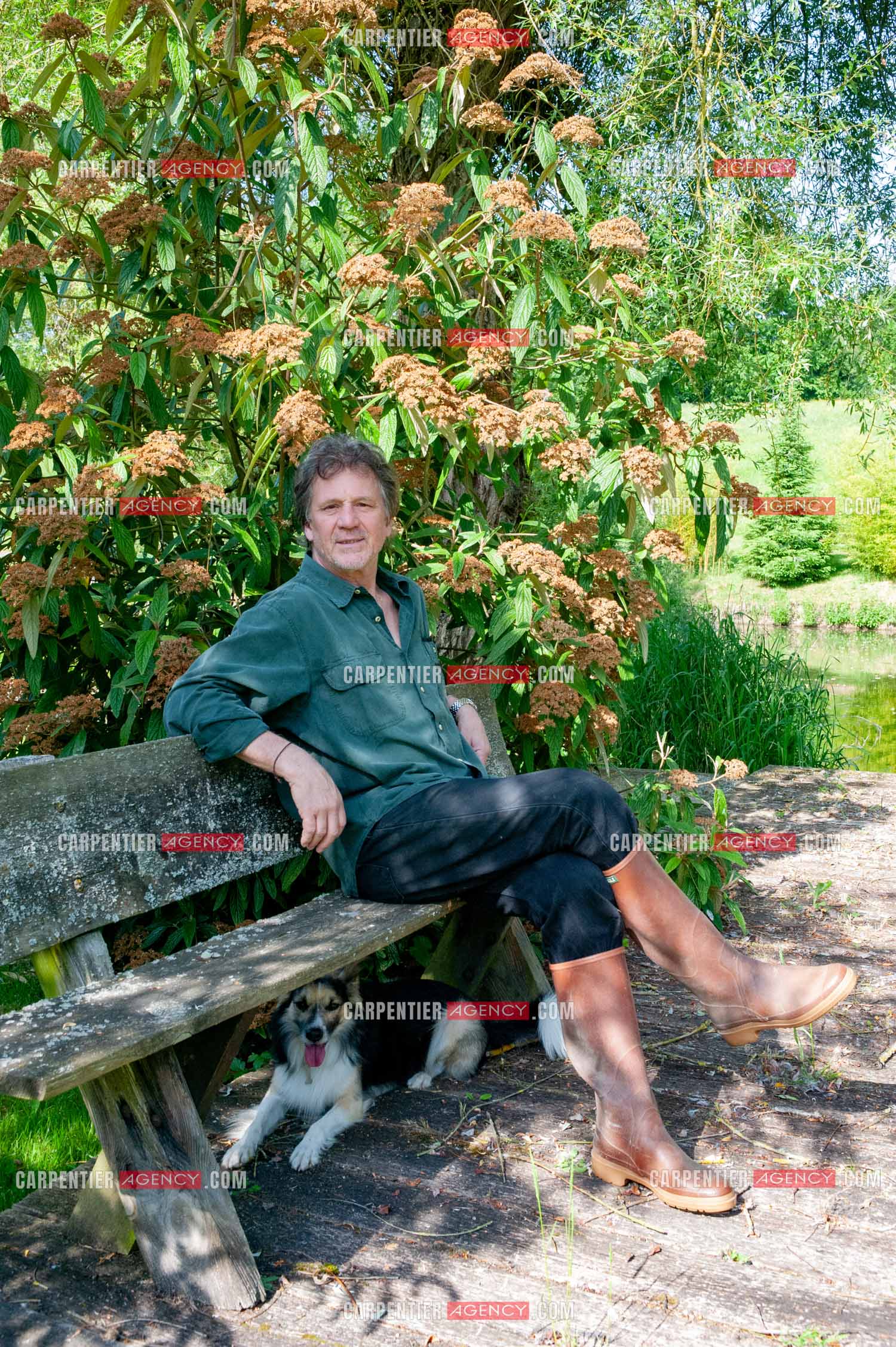 Le chanteur Gérard  Lenorman dans sa résidence secondaire avec ses animaux.   ( Exclusif )