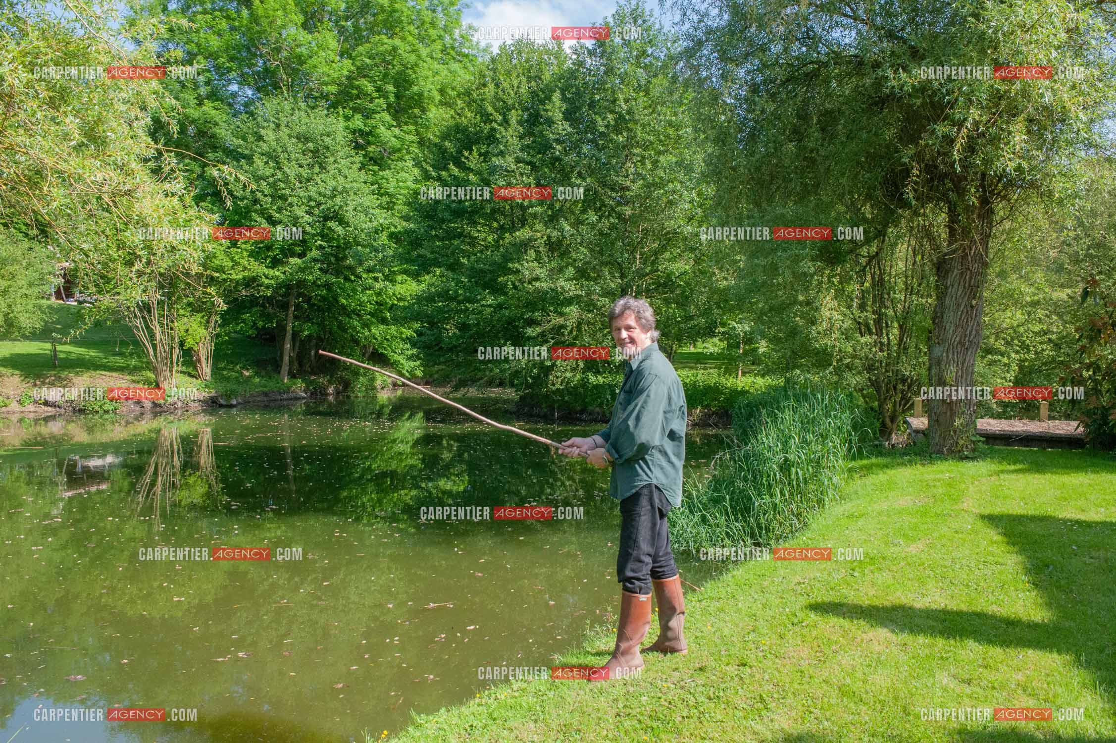 Le chanteur Gérard  Lenorman dans sa résidence secondaire avec ses animaux.   ( Exclusif )