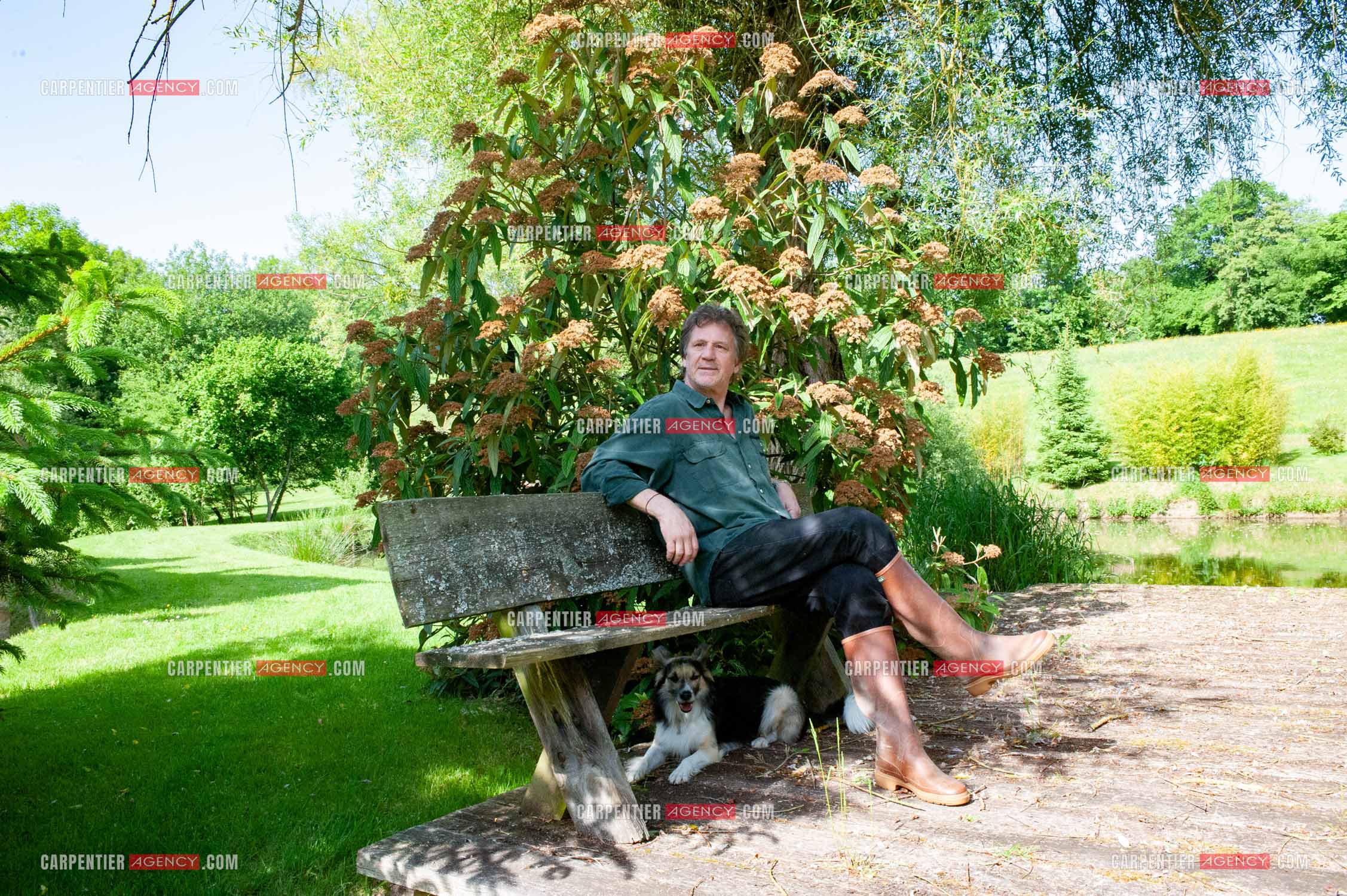 Le chanteur Gérard  Lenorman dans sa résidence secondaire avec ses animaux.   ( Exclusif )