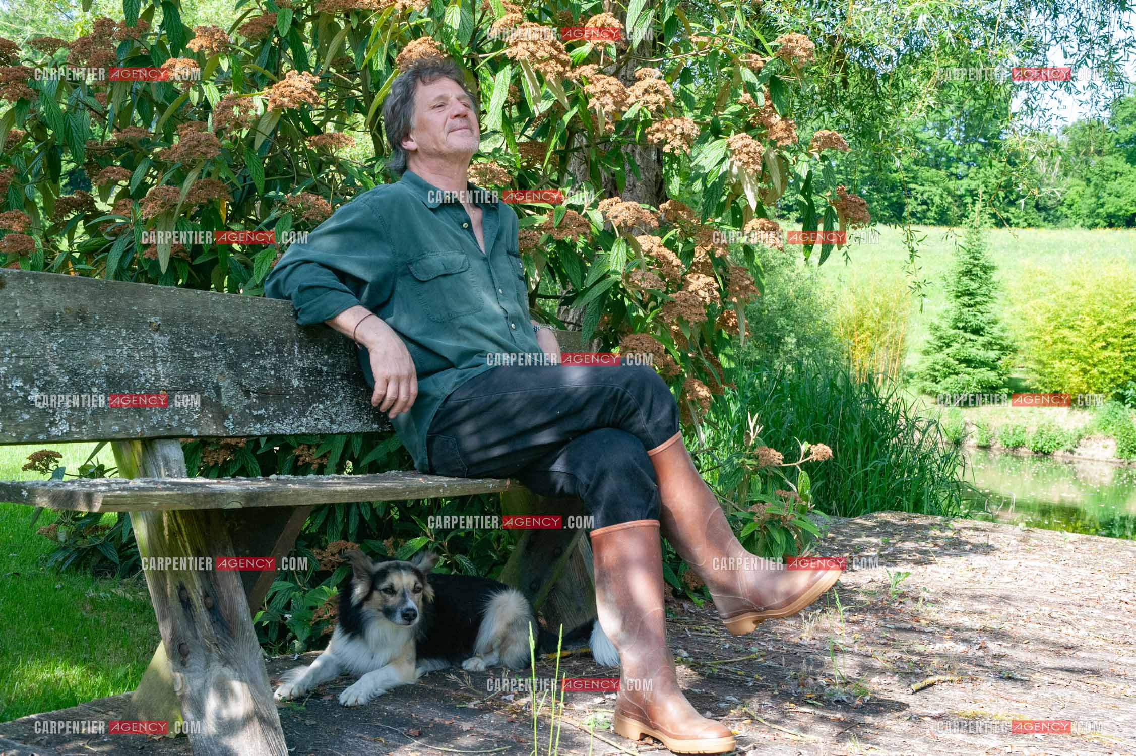Le chanteur Gérard  Lenorman dans sa résidence secondaire avec ses animaux.   ( Exclusif )