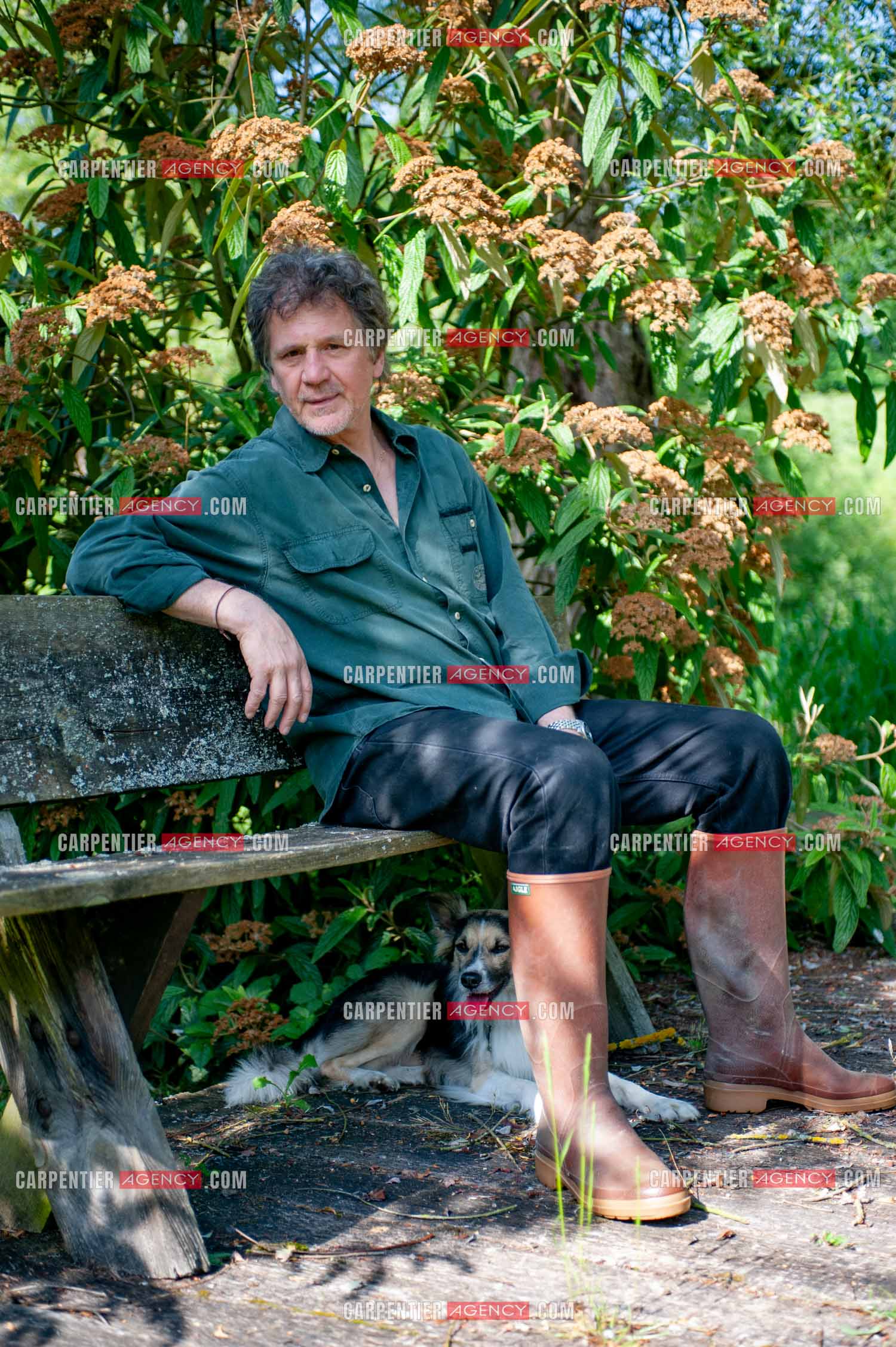 Le chanteur Gérard  Lenorman dans sa résidence secondaire avec ses animaux.   ( Exclusif )