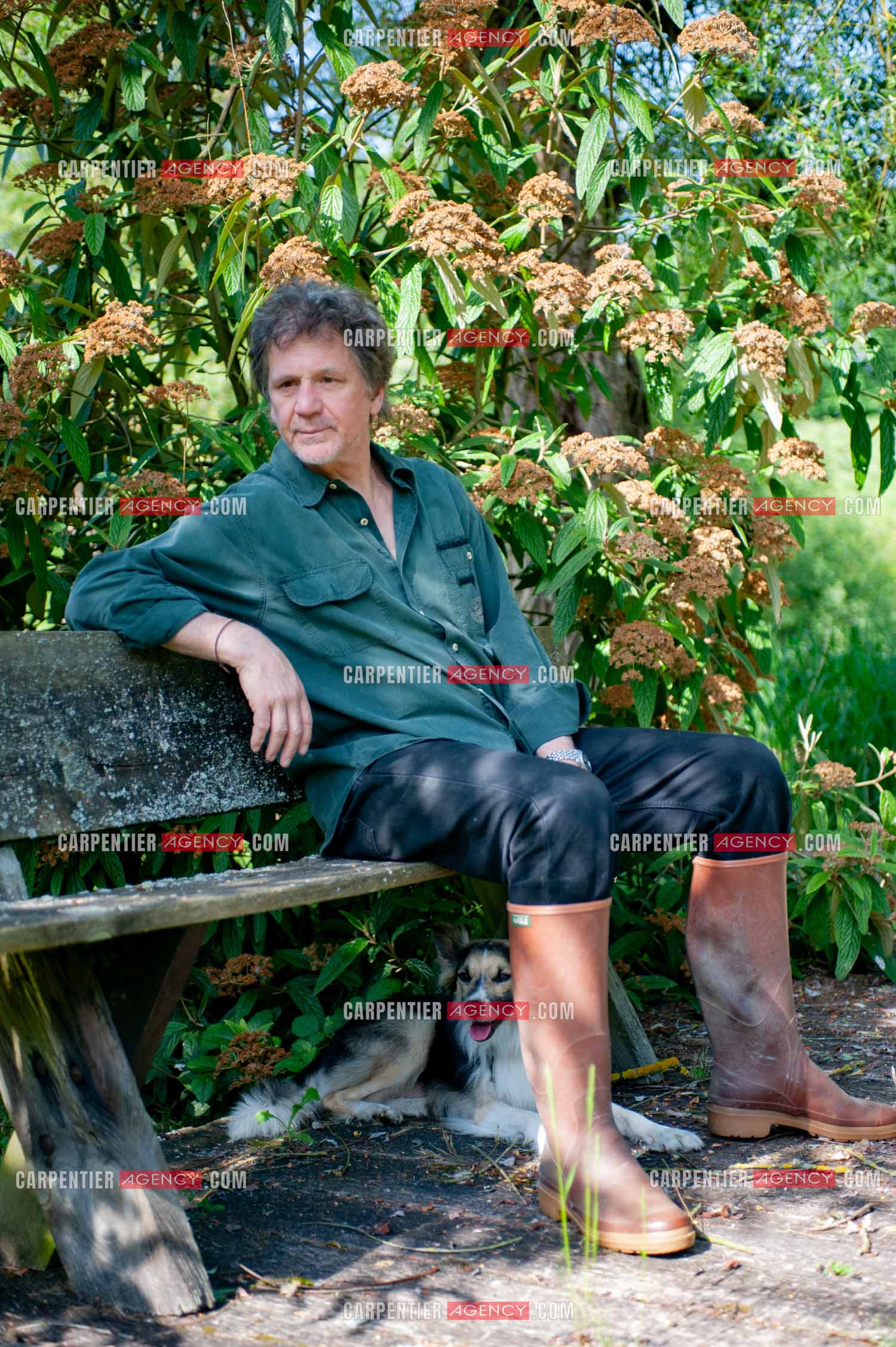 Le chanteur Gérard  Lenorman dans sa résidence secondaire avec ses animaux.   ( Exclusif )