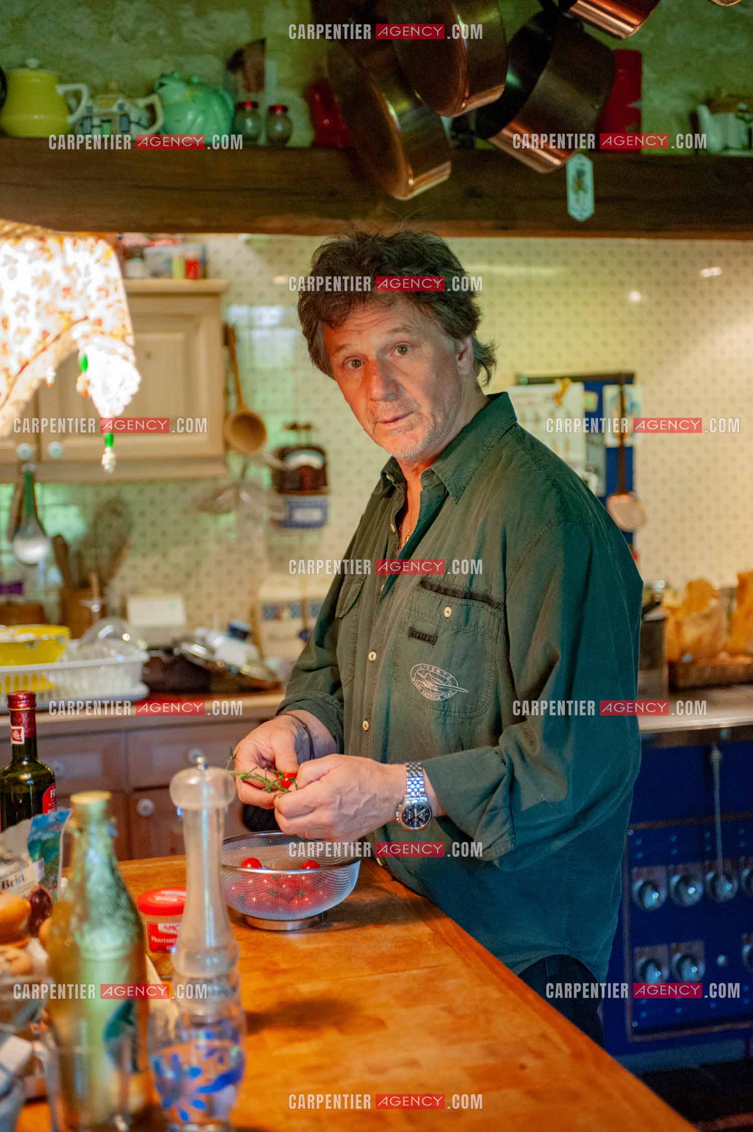 Le chanteur Gérard  Lenorman dans sa résidence secondaire avec ses animaux.   ( Exclusif )