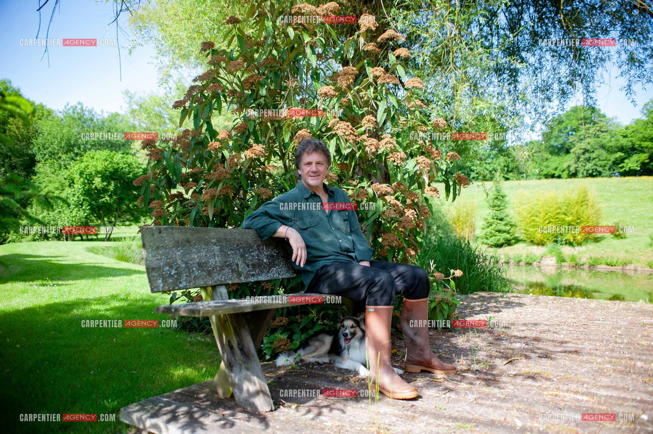 Le chanteur Gérard  Lenorman dans sa résidence secondaire avec ses animaux.   ( Exclusif )