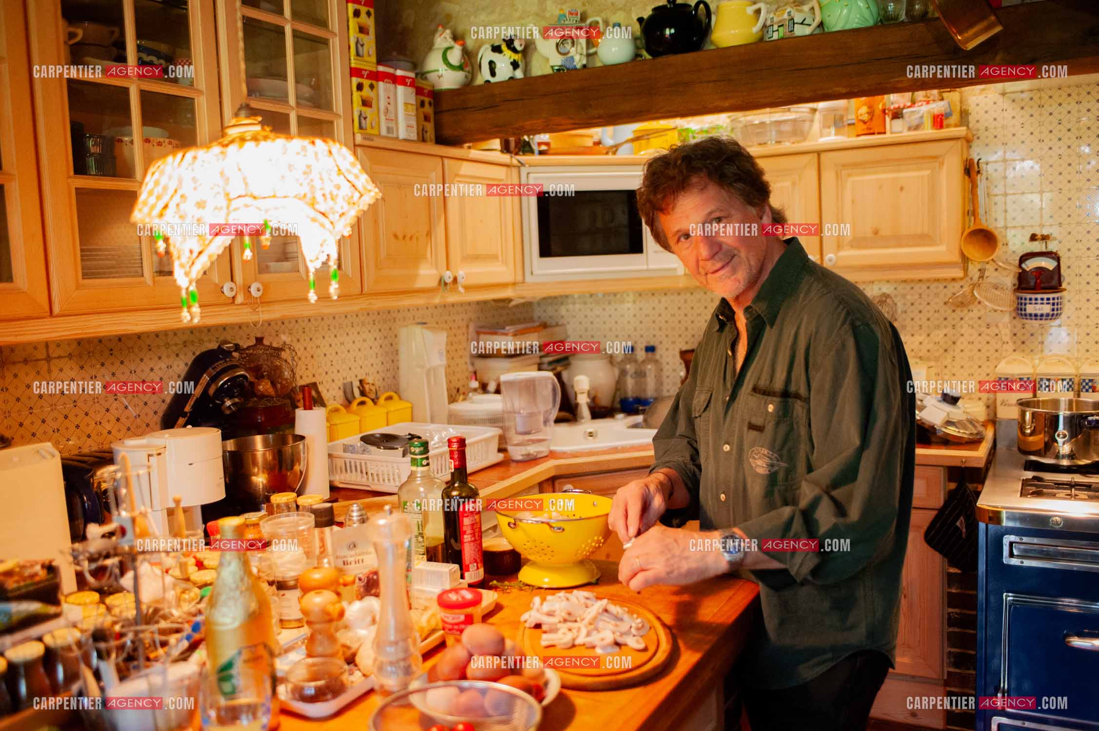 Le chanteur Gérard  Lenorman dans sa résidence secondaire avec ses animaux.   ( Exclusif )