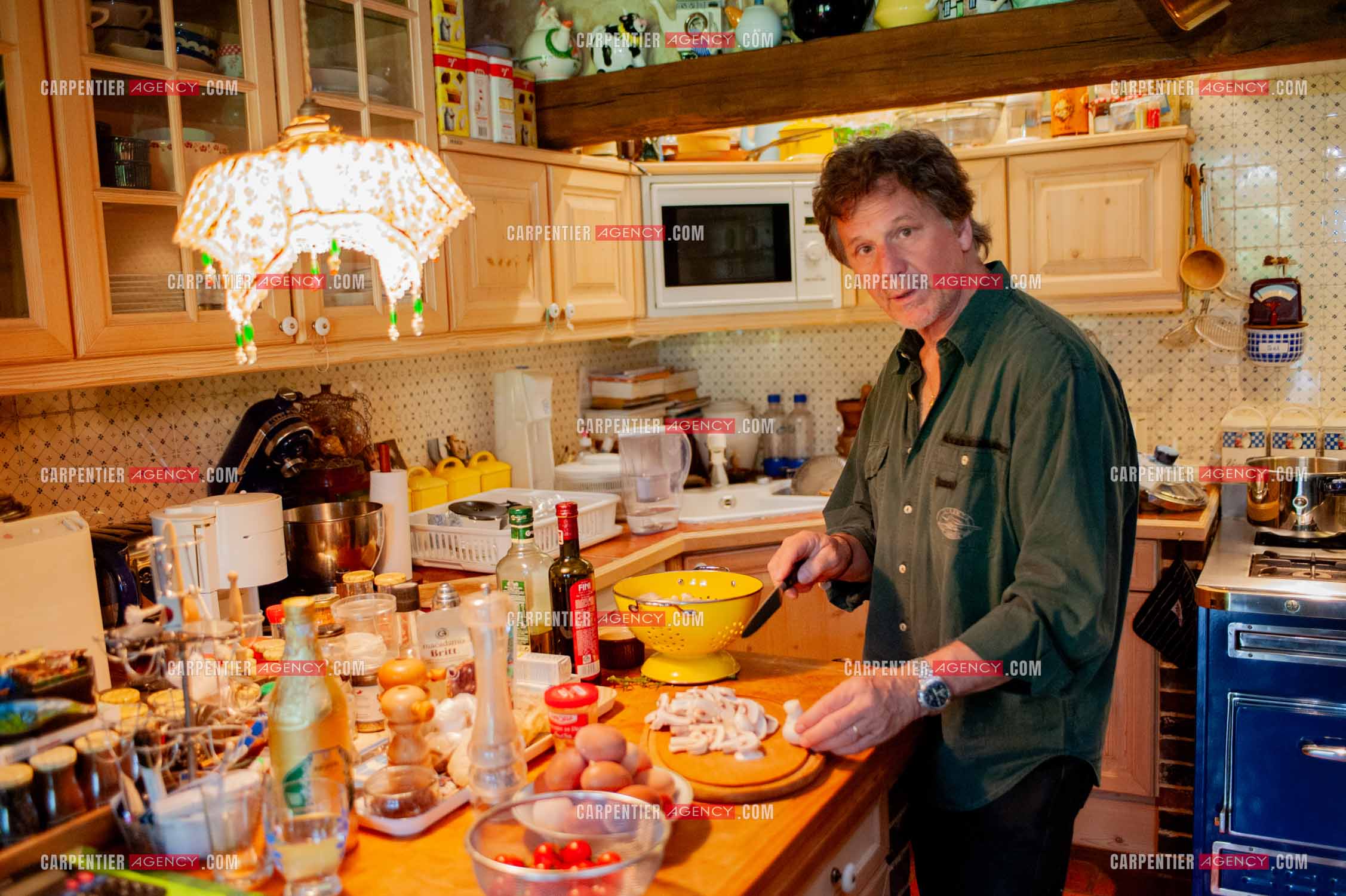 Le chanteur Gérard  Lenorman dans sa résidence secondaire avec ses animaux.   ( Exclusif )