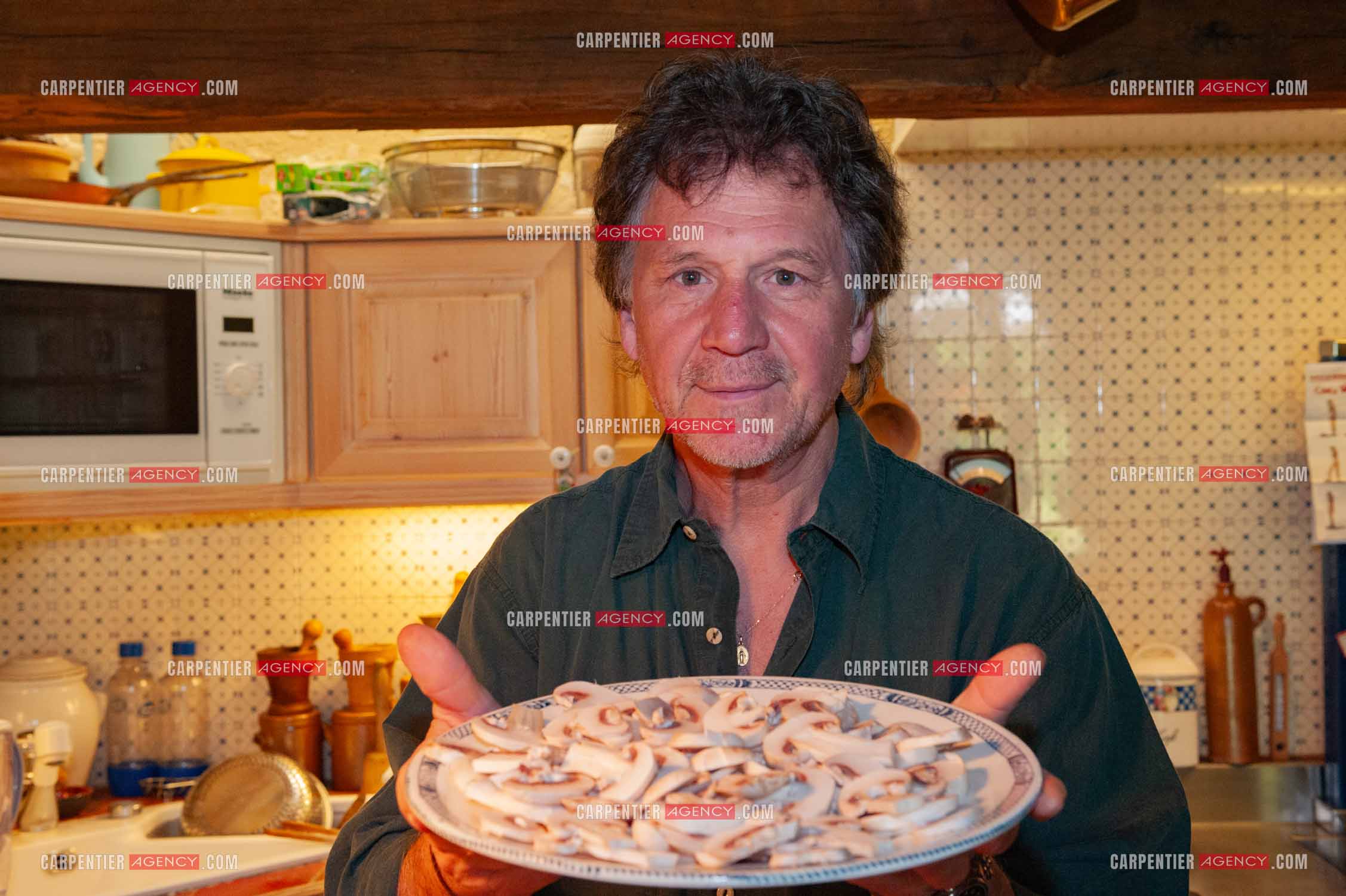 Le chanteur Gérard  Lenorman dans sa résidence secondaire avec ses animaux.   ( Exclusif )