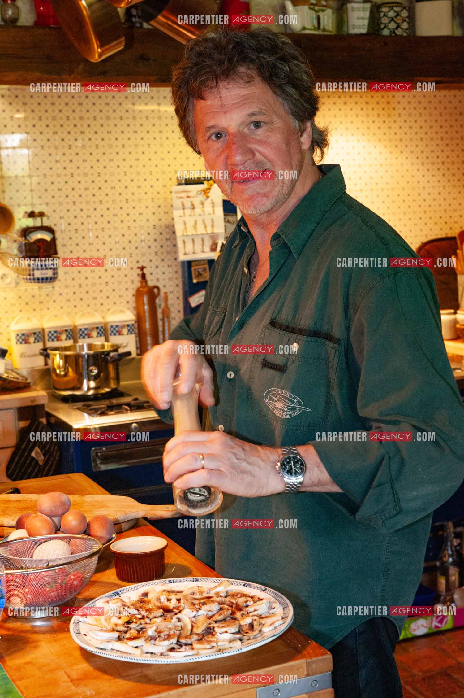 Le chanteur Gérard  Lenorman dans sa résidence secondaire avec ses animaux.   ( Exclusif )