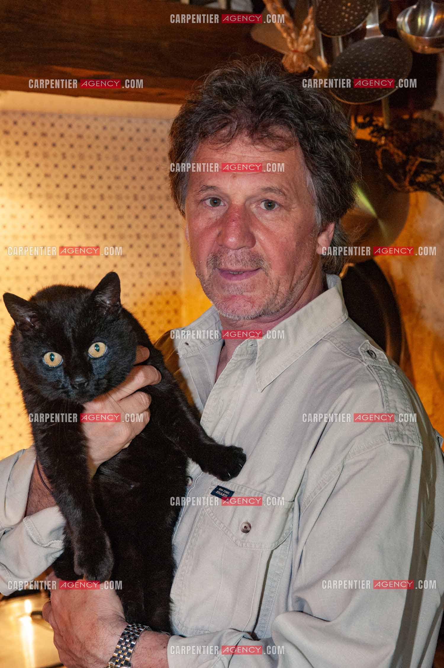 Le chanteur Gérard  Lenorman dans sa résidence secondaire avec ses animaux.   ( Exclusif )