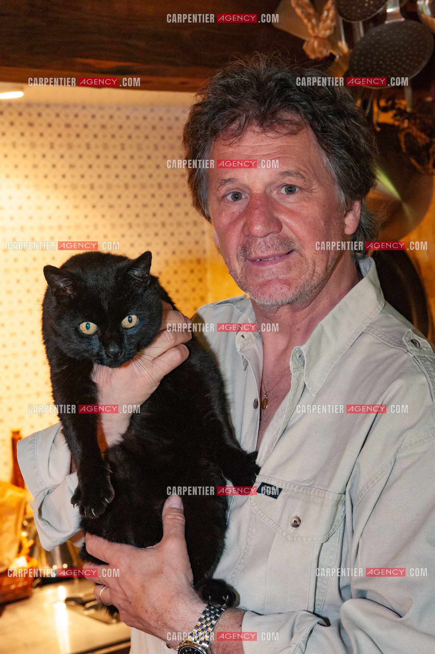 Le chanteur Gérard  Lenorman dans sa résidence secondaire avec ses animaux.   ( Exclusif )