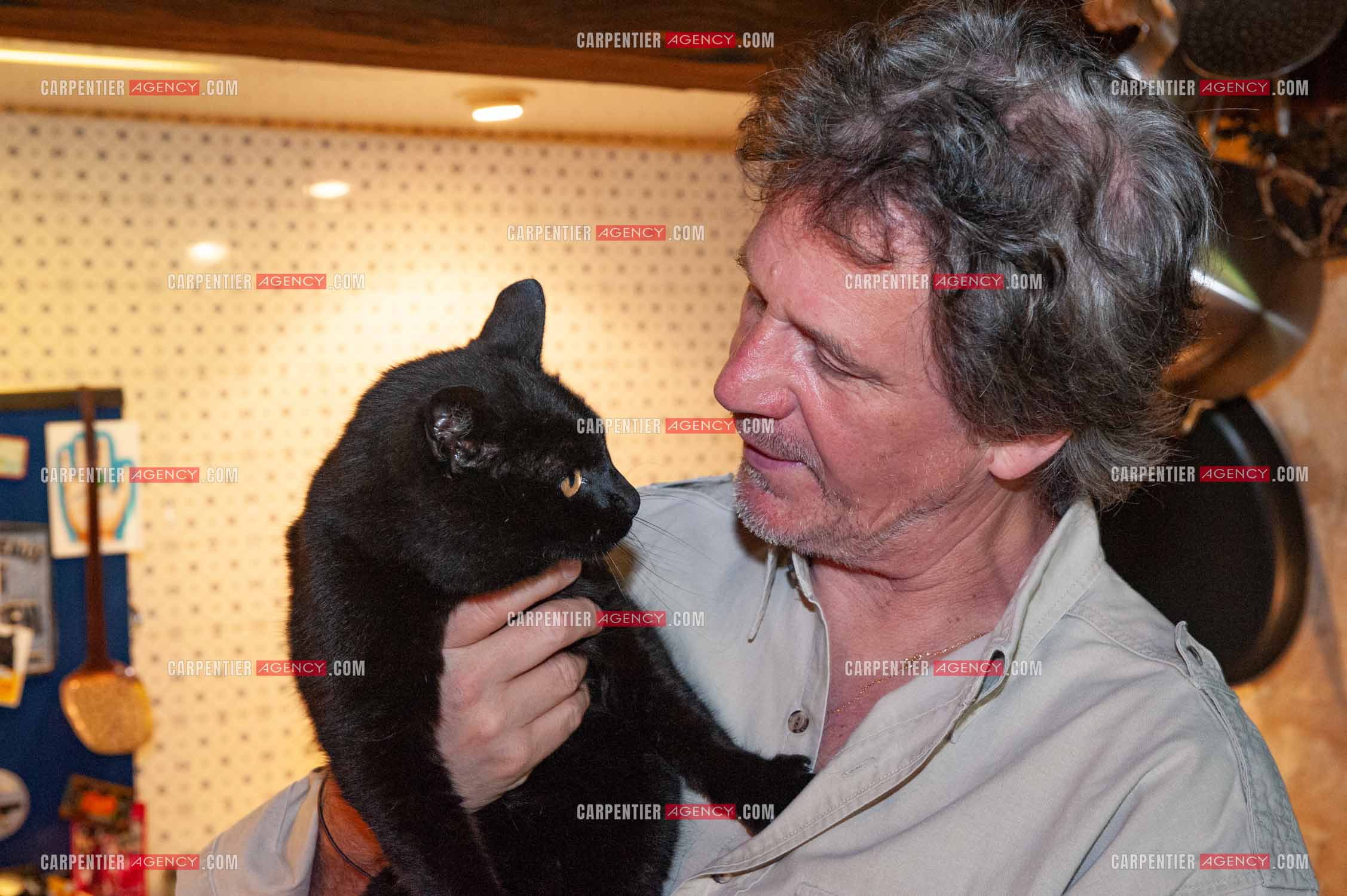 Le chanteur Gérard  Lenorman dans sa résidence secondaire avec ses animaux.   ( Exclusif )