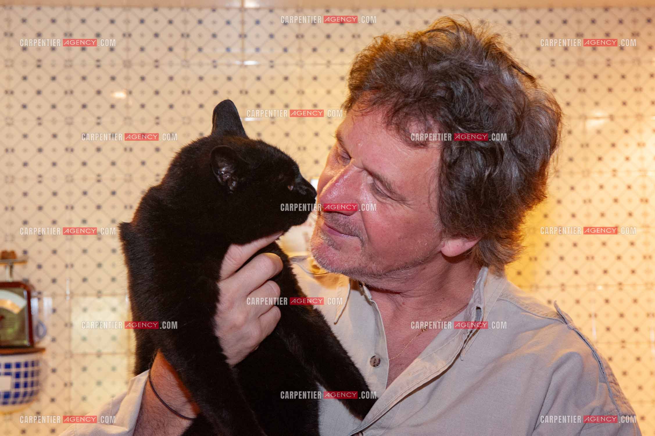 Le chanteur Gérard  Lenorman dans sa résidence secondaire avec ses animaux.   ( Exclusif )