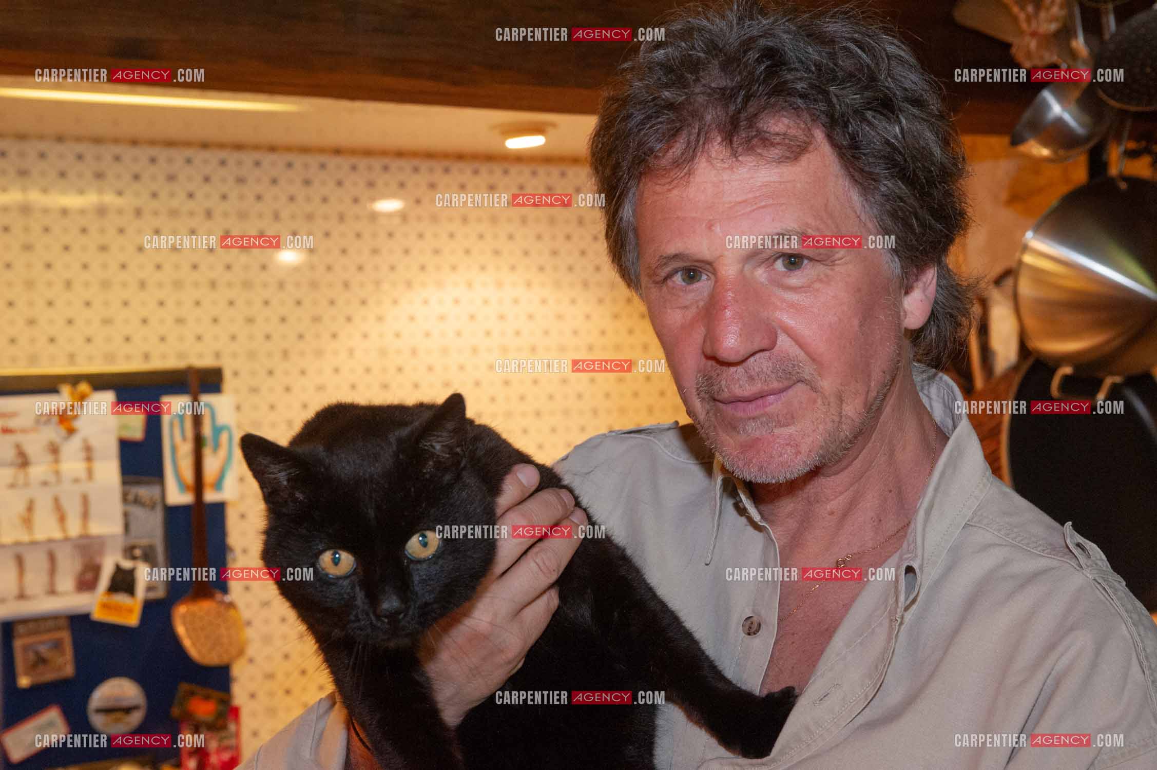 Le chanteur Gérard  Lenorman dans sa résidence secondaire avec ses animaux.   ( Exclusif )