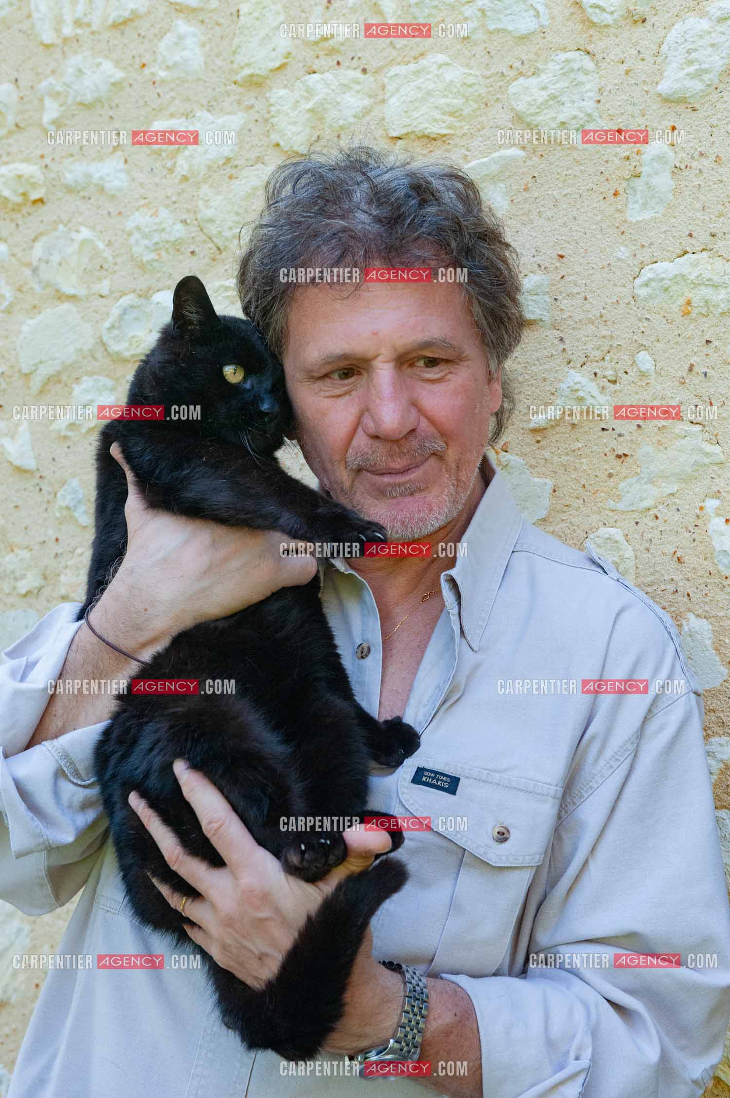 Le chanteur Gérard  Lenorman dans sa résidence secondaire avec ses animaux.   ( Exclusif )