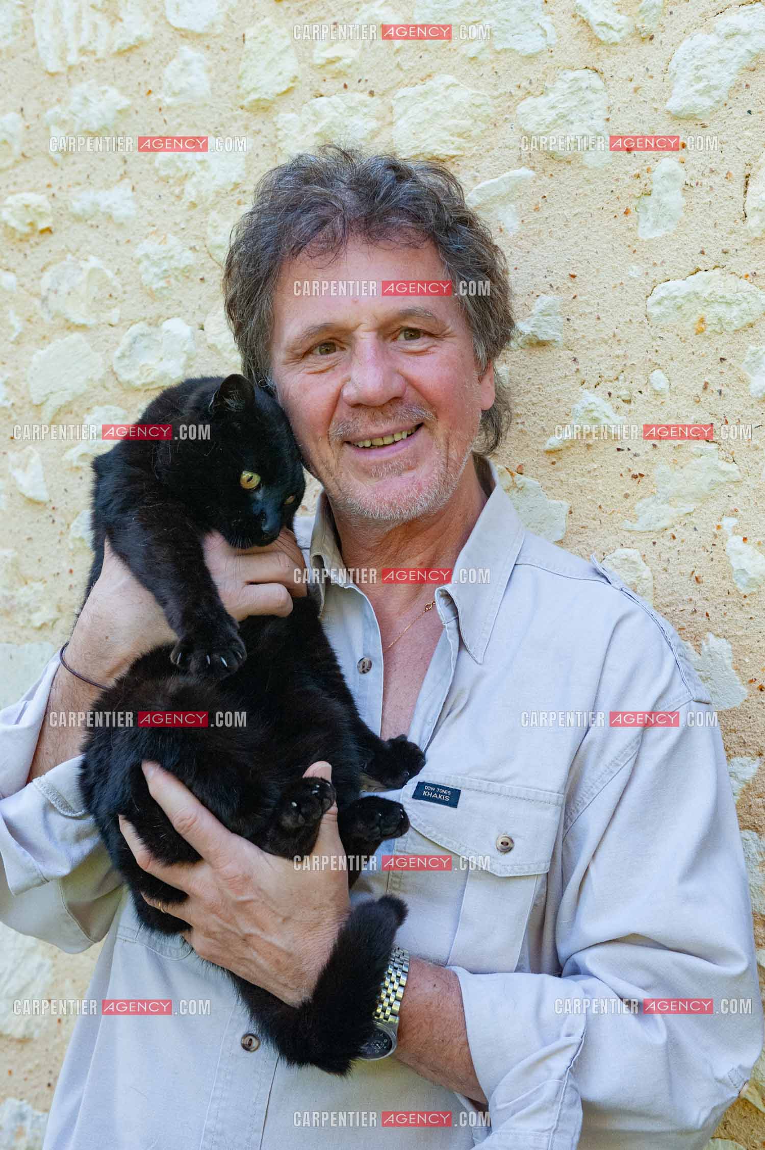 Le chanteur Gérard  Lenorman dans sa résidence secondaire avec ses animaux.   ( Exclusif )