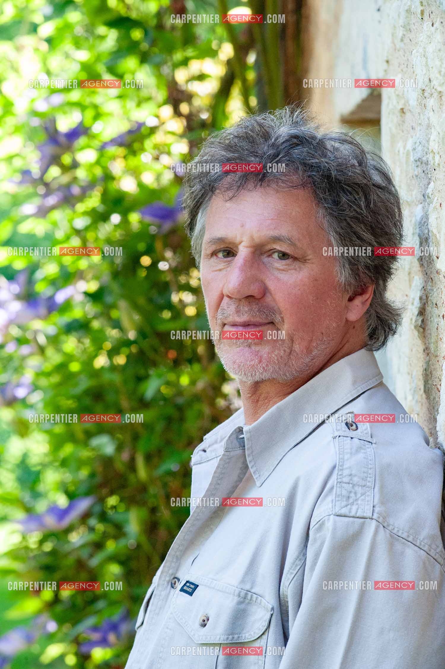 Le chanteur Gérard  Lenorman dans sa résidence secondaire avec ses animaux.   ( Exclusif )