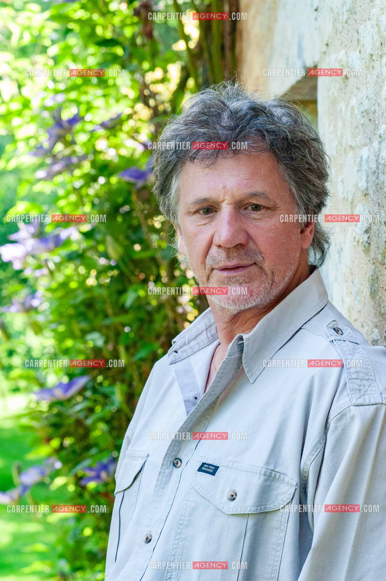 Le chanteur Gérard  Lenorman dans sa résidence secondaire avec ses animaux.   ( Exclusif )