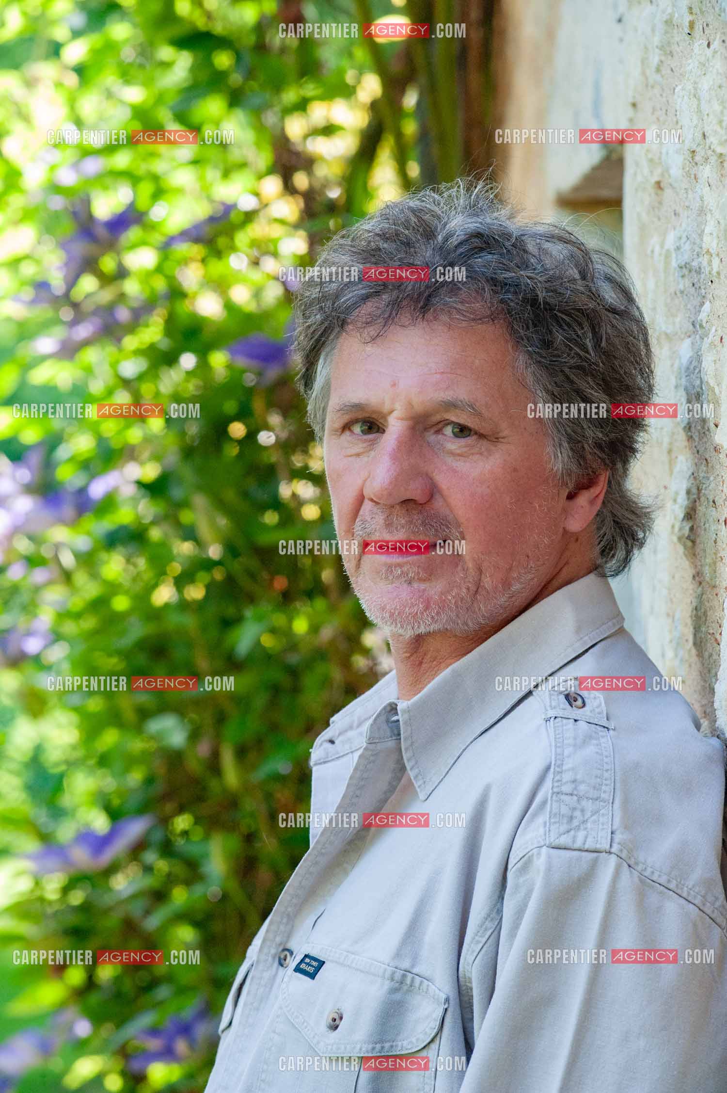 Le chanteur Gérard  Lenorman dans sa résidence secondaire avec ses animaux.   ( Exclusif )