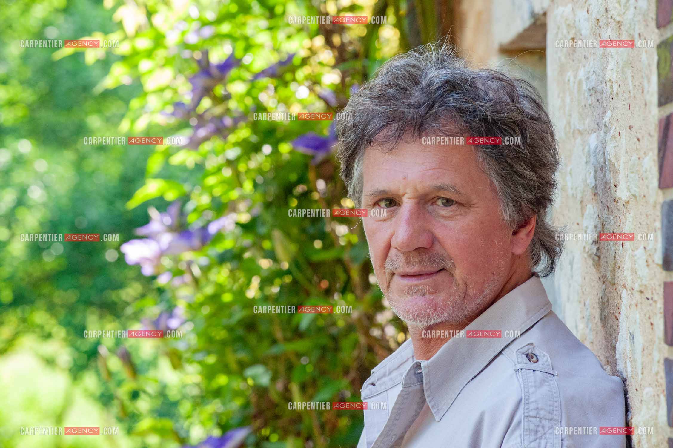 Le chanteur Gérard  Lenorman dans sa résidence secondaire avec ses animaux.   ( Exclusif )