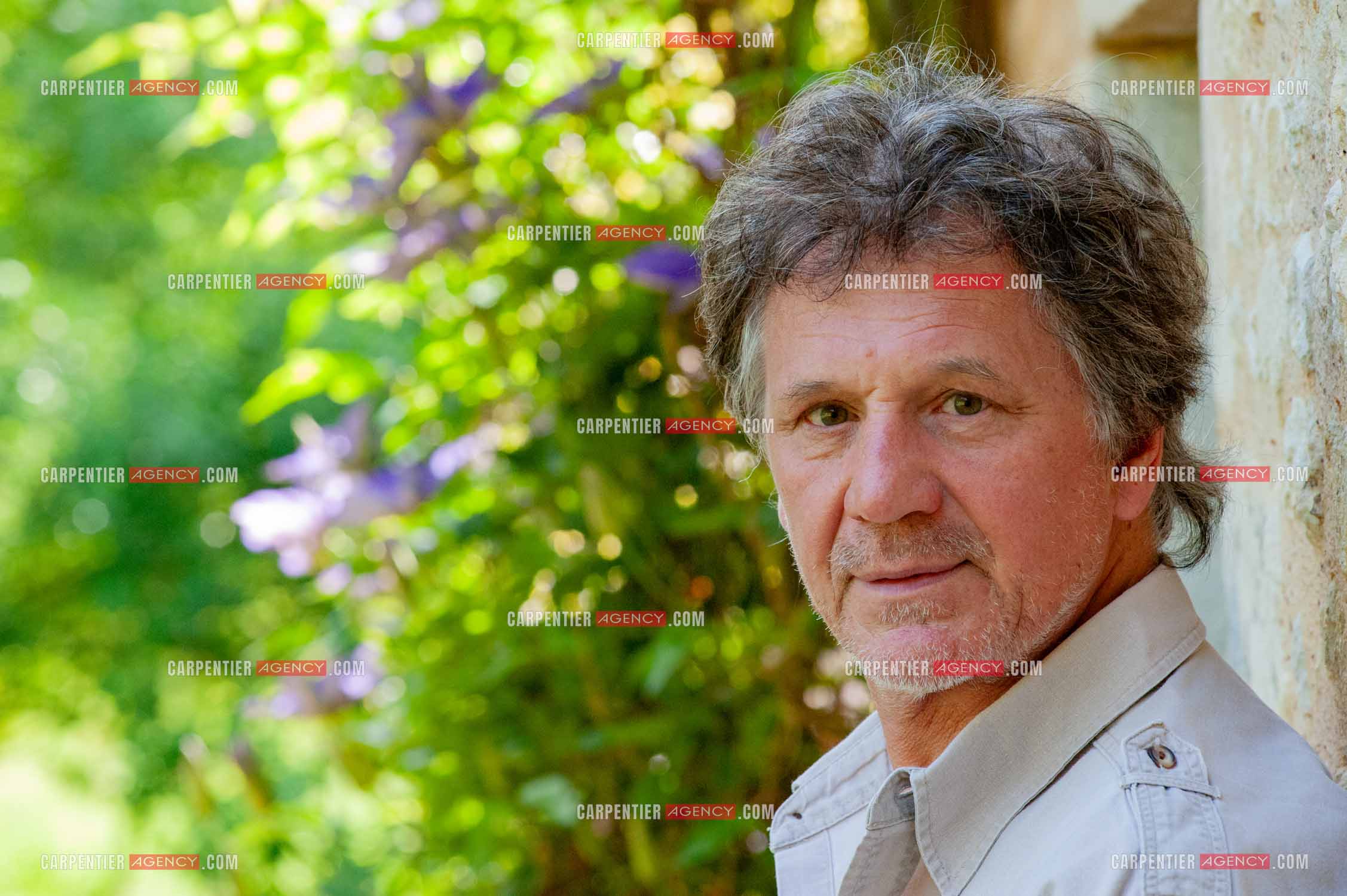 Le chanteur Gérard  Lenorman dans sa résidence secondaire avec ses animaux.   ( Exclusif )