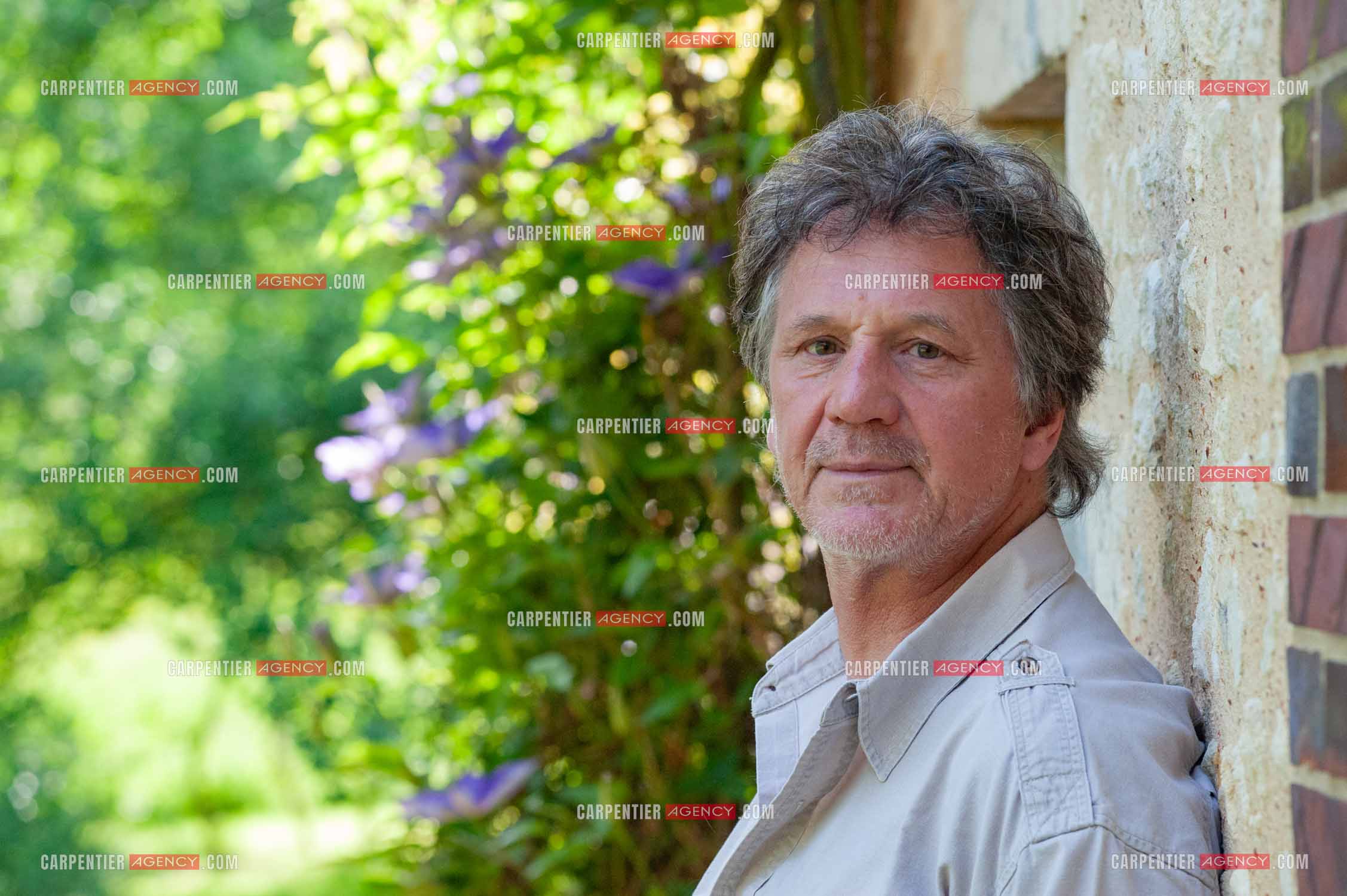 Le chanteur Gérard  Lenorman dans sa résidence secondaire avec ses animaux.   ( Exclusif )