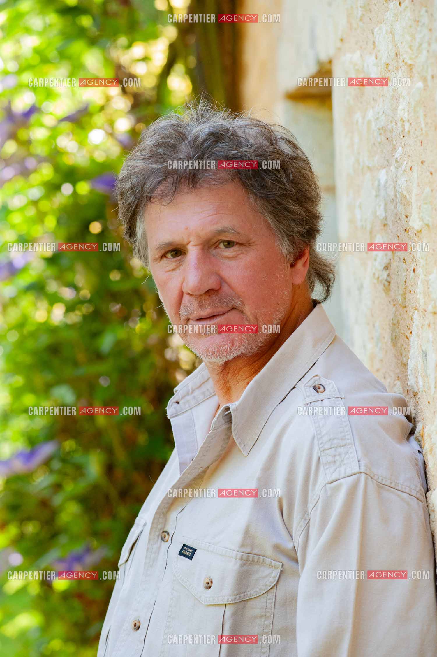 Le chanteur Gérard  Lenorman dans sa résidence secondaire avec ses animaux.   ( Exclusif )