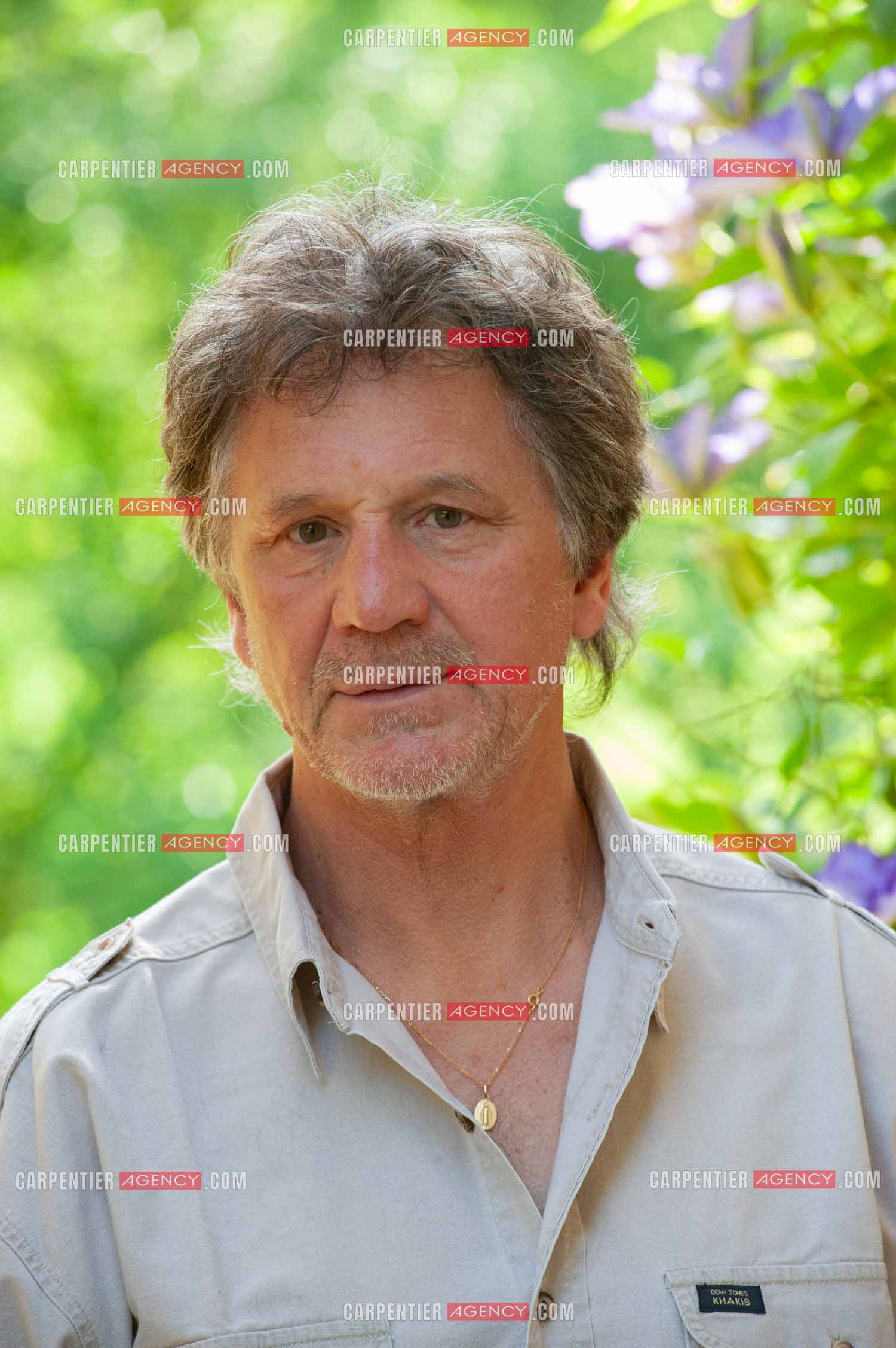 Le chanteur Gérard  Lenorman dans sa résidence secondaire avec ses animaux.   ( Exclusif )