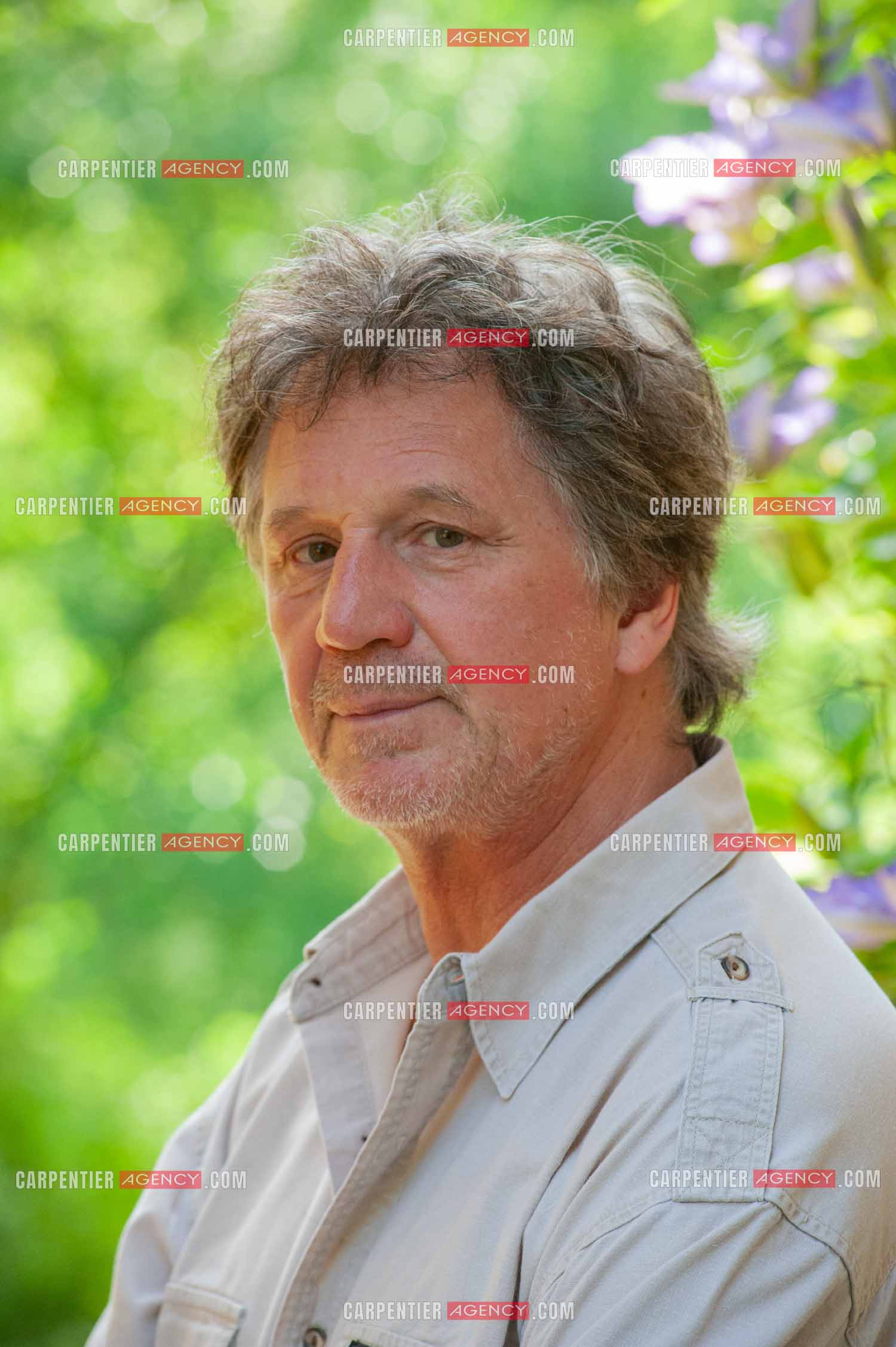 Le chanteur Gérard  Lenorman dans sa résidence secondaire avec ses animaux.   ( Exclusif )