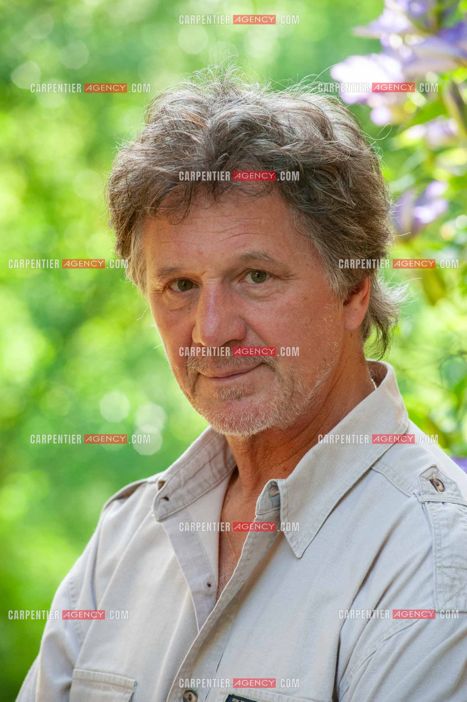 Le chanteur Gérard  Lenorman dans sa résidence secondaire avec ses animaux.   ( Exclusif )