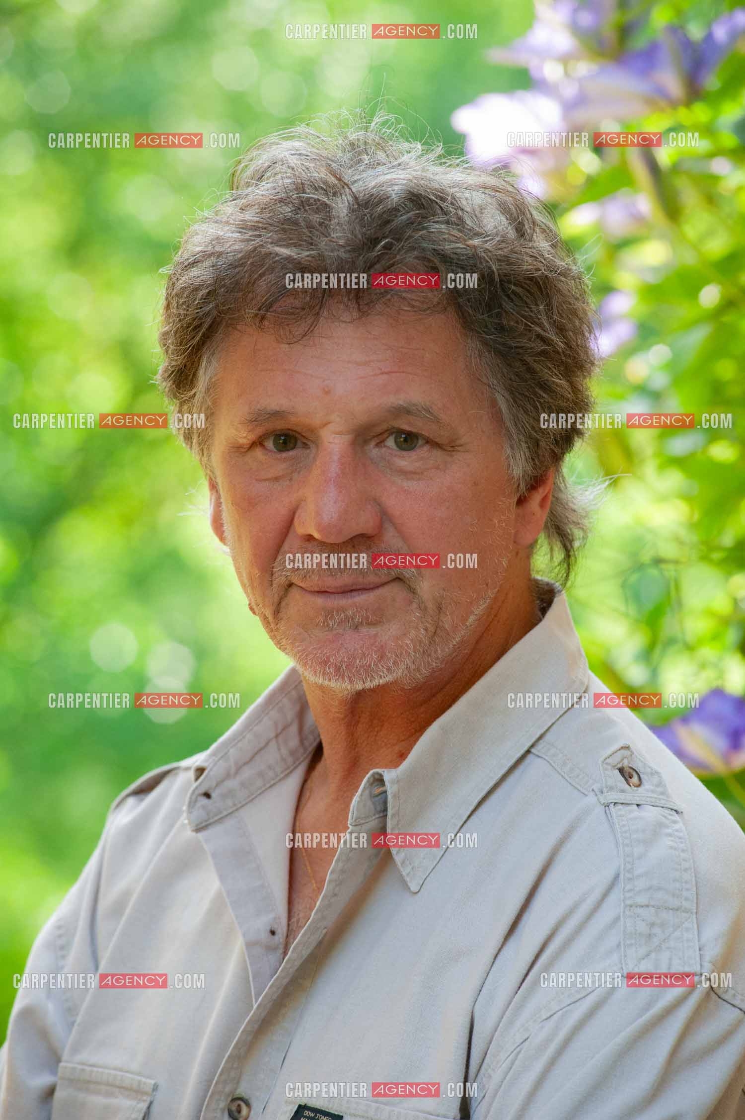 Le chanteur Gérard  Lenorman dans sa résidence secondaire avec ses animaux.   ( Exclusif )